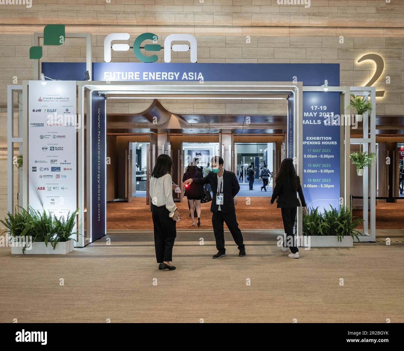 Bangkok, Thailand. 18. Mai 2023. Eingang zur Ausstellung Future Mobility Asia im Queen Sirikit National Convention Center. Future Mobility Asia Exhibition & Conference 2023 ist eine globale jährliche Ausstellung und Konferenz in Bangkok, Thailand, die sich der Förderung zukünftiger Energielösungen in Asien und weltweit widmet. Kredit: SOPA Images Limited/Alamy Live News Stockfoto