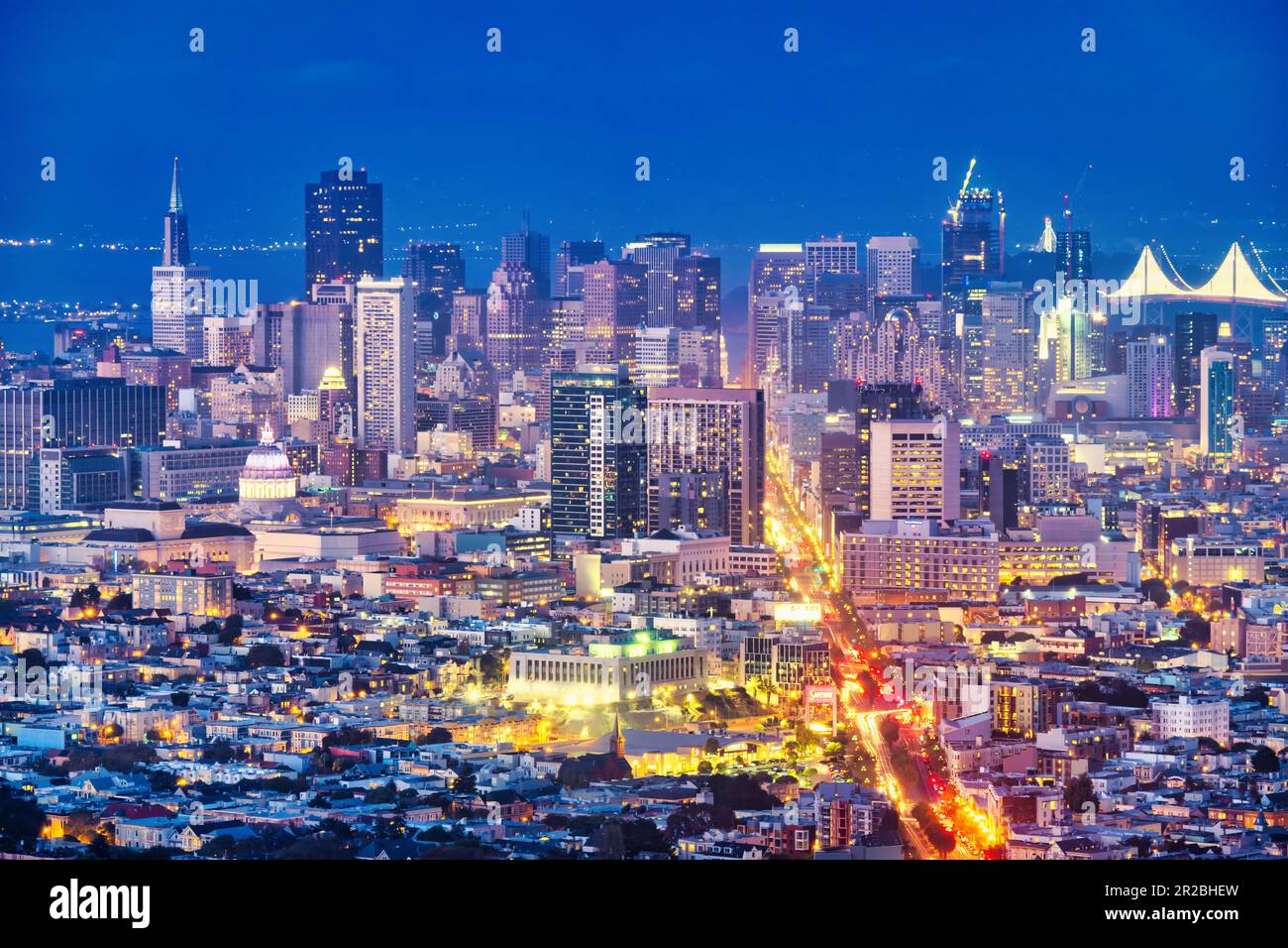 Die Skyline der Innenstadt von San Francisco, Kalifornien, USA in der Abenddämmerung. Stockfoto