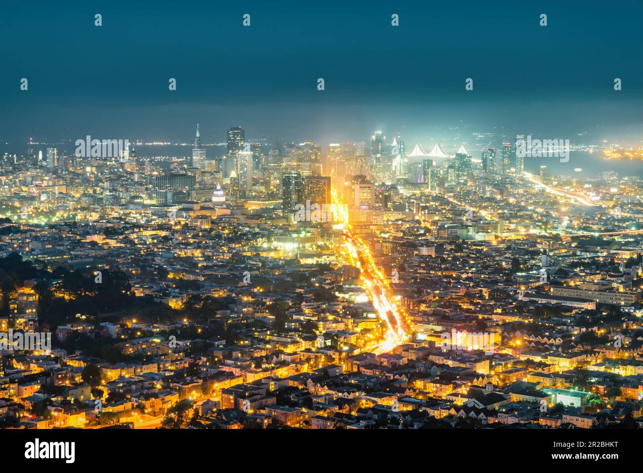 Die Skyline der Innenstadt von San Francisco, Kalifornien, USA in der Abenddämmerung. Stockfoto