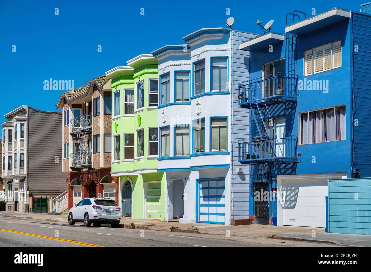 Eine Reihe farbenfroher Stadthäuser in San Francisco, Kalifornien, USA Stockfoto