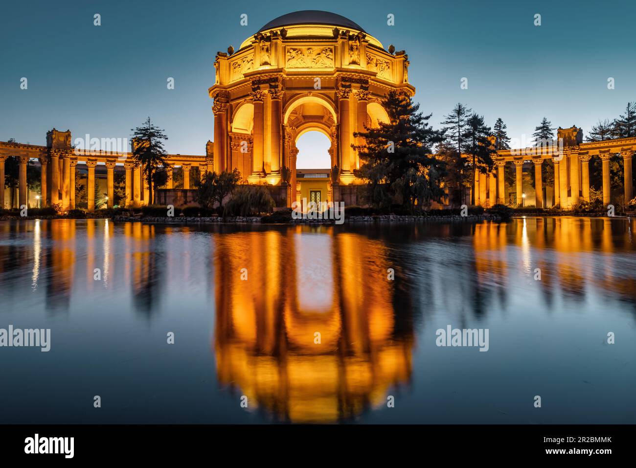 Palace of Fine Arts in San Francisco, Kalifornien, USA bei Nacht. Stockfoto