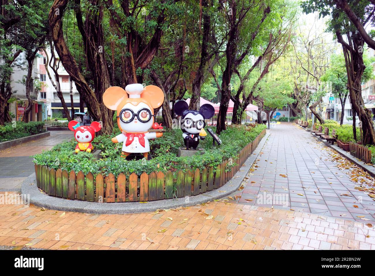 Mausstatuen im Yong Kang Park in Da'an District, Taipei, Taiwan; Babymaus krabbeln, Chefmaus mit Teekanne, Maus im Smoking mit Mango-rasiertem Eis. Stockfoto