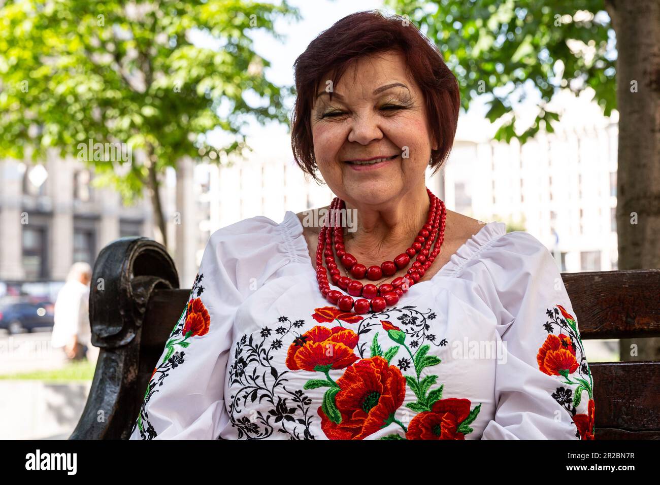 Kiew, Ukraine. 18. Mai 2023. Eine Frau, die ein traditionell gesticktes ukrainisches Hemd trägt, posiert, um im Zentrum von Kiew fotografiert zu werden. Der Weltvyshyvanka-Tag ist ein neuer ukrainischer Feiertag, der sowohl in der Ukraine als auch im Ausland gefeiert wird, um die Identität der Ukraine zu betonen, die mit der Folklorekultur verbunden ist. Kredit: SOPA Images Limited/Alamy Live News Stockfoto