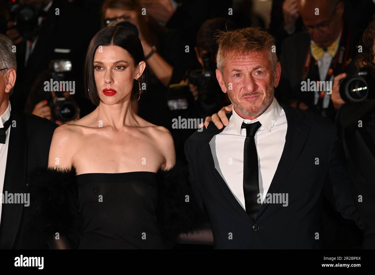 Cannes, Frankreich. 14. Mai 2023. 76. Cannes Film Festival 2023, Red Carpet Film „ Black Flies “ abgebildet: Sean Penn, Raquel Nave Credit: Independent Photo Agency/Alamy Live News Stockfoto