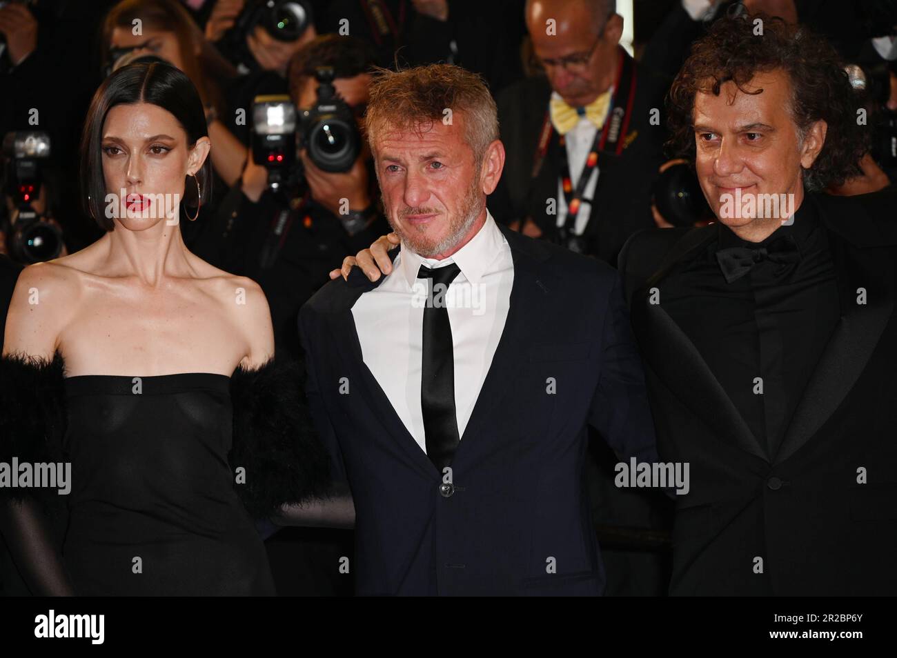 Cannes, Frankreich. 14. Mai 2023. 76. Cannes Film Festival 2023, Red Carpet Film „ Black Flies “ abgebildet: Sean Penn, Raquel Nave, Jean-Stéphane Sauvaire Kredit: Independent Photo Agency/Alamy Live News Stockfoto