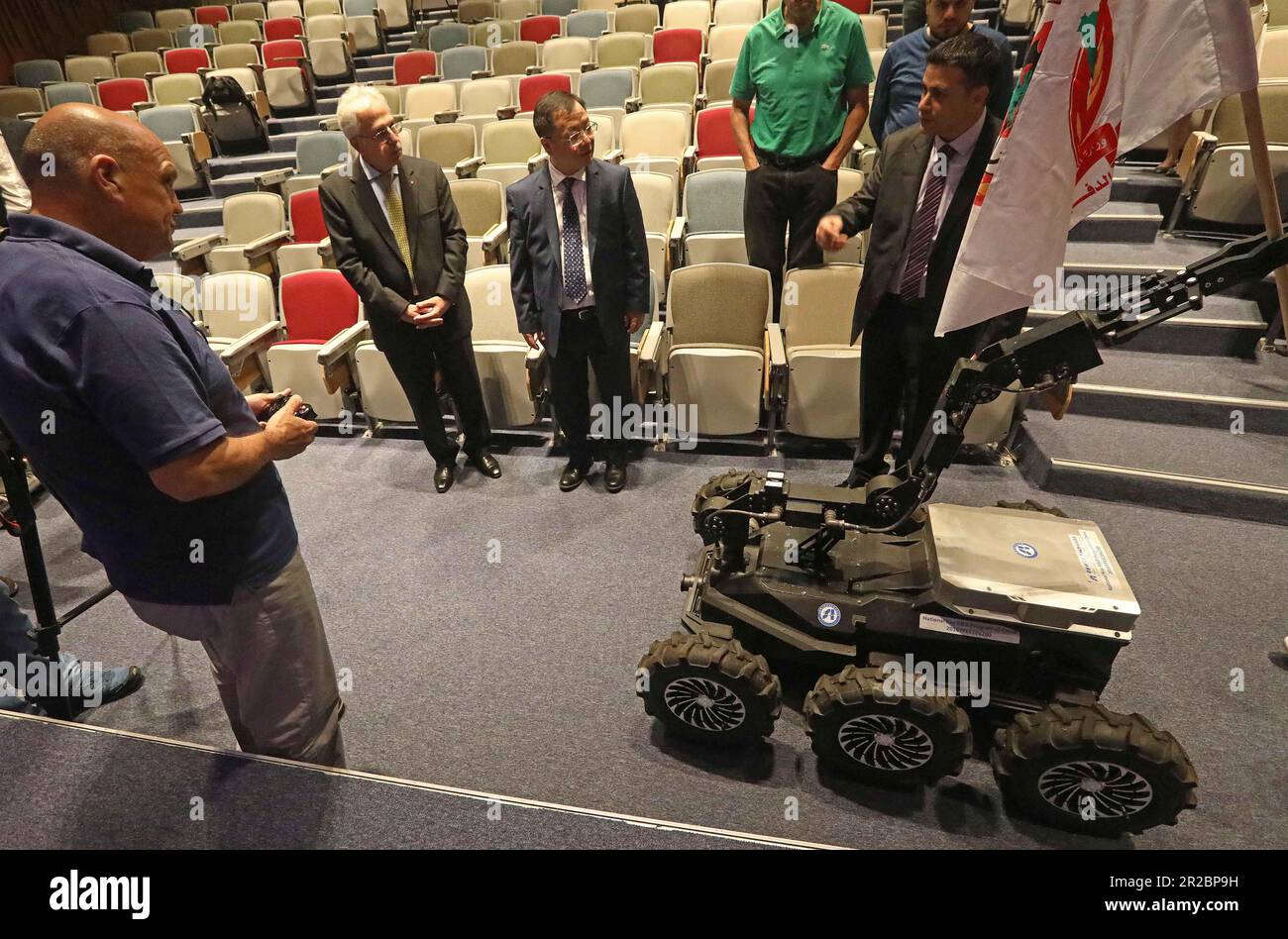 Beirut, Libanon. 18. Mai 2023. Die Vertreter nehmen am 18. Mai 2023 an einer Übergabezeremonie für Rettungsroboter Teil, die China dem Libanon in Beirut, Libanon, gespendet hat. Die libanesische Zivilverteidigung erhielt am Donnerstag zwei Rettungsroboter, die von China gespendet wurden, sagte die chinesische Botschaft im Libanon in einer Erklärung. Kredit: Bilal Jawich/Xinhua/Alamy Live News Stockfoto