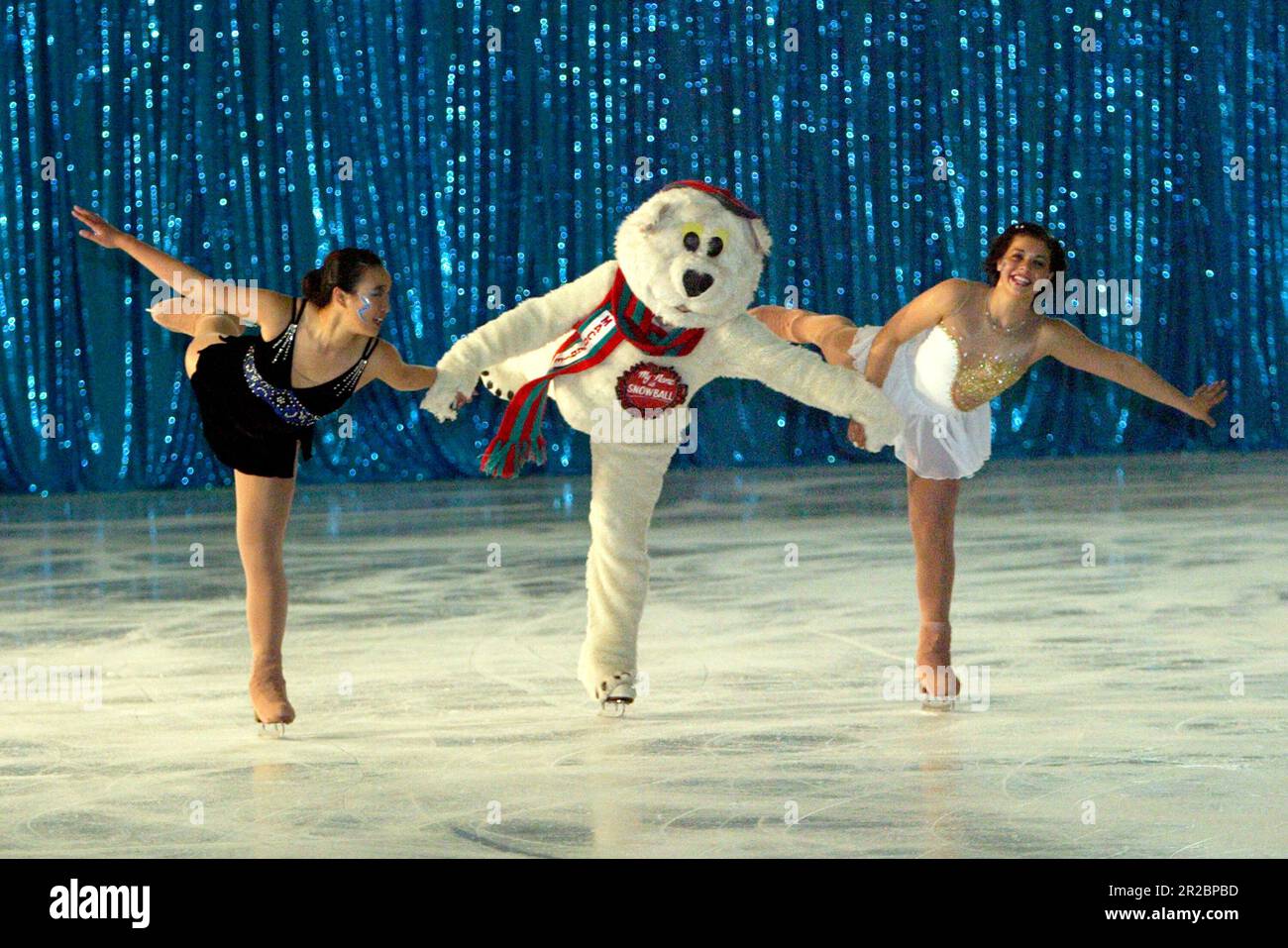 Die australischen Eiskunstläufer Fei-Fei Hardy (links) und Phoebe Di Tommaso (rechts) skaten bei der australischen Premiere von Blades of Glory mit „Snowball“. Greater Union Cinema, Macquarie, Sydney, AustraIia. 06.06.2007. Stockfoto