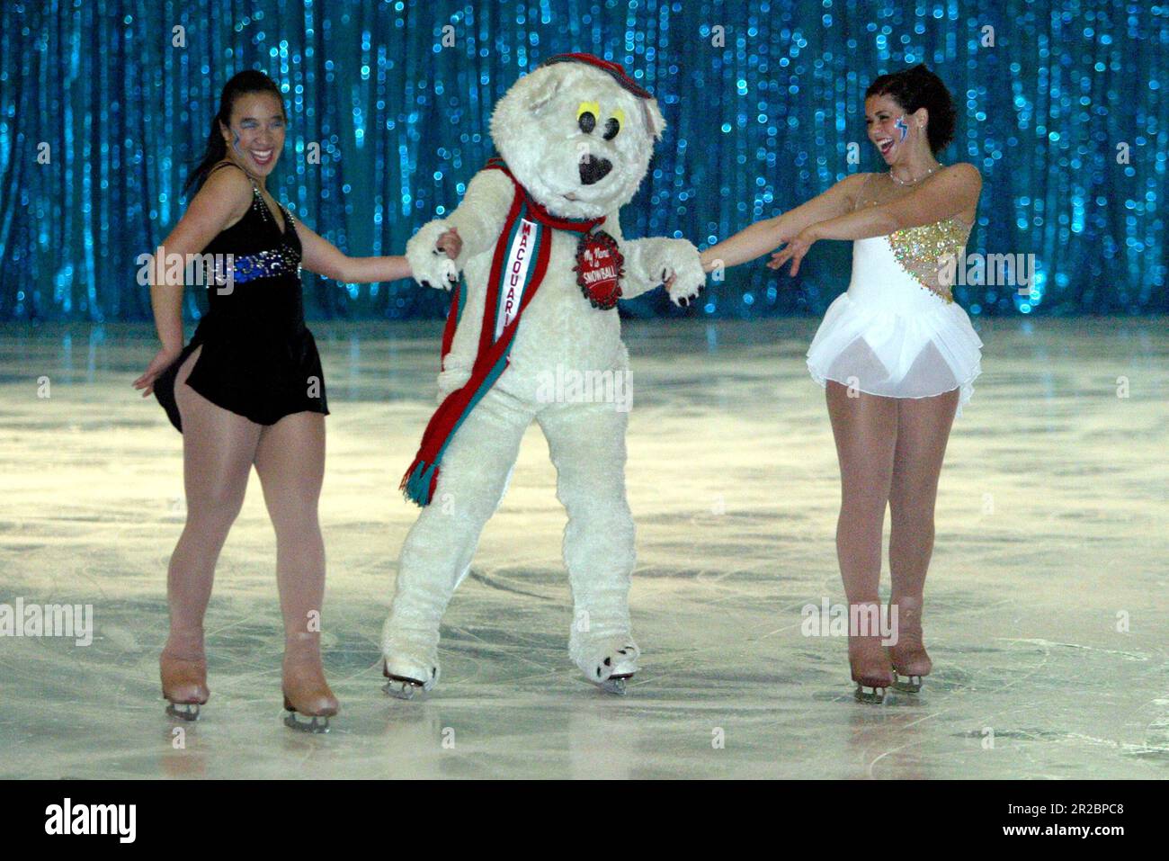 Die australischen Eiskunstläufer Fei-Fei Hardy (links) und Phoebe Di Tommaso (rechts) skaten bei der australischen Premiere von Blades of Glory mit „Snowball“. Greater Union Cinema, Macquarie, Sydney, AustraIia. 06.06.2007. Stockfoto