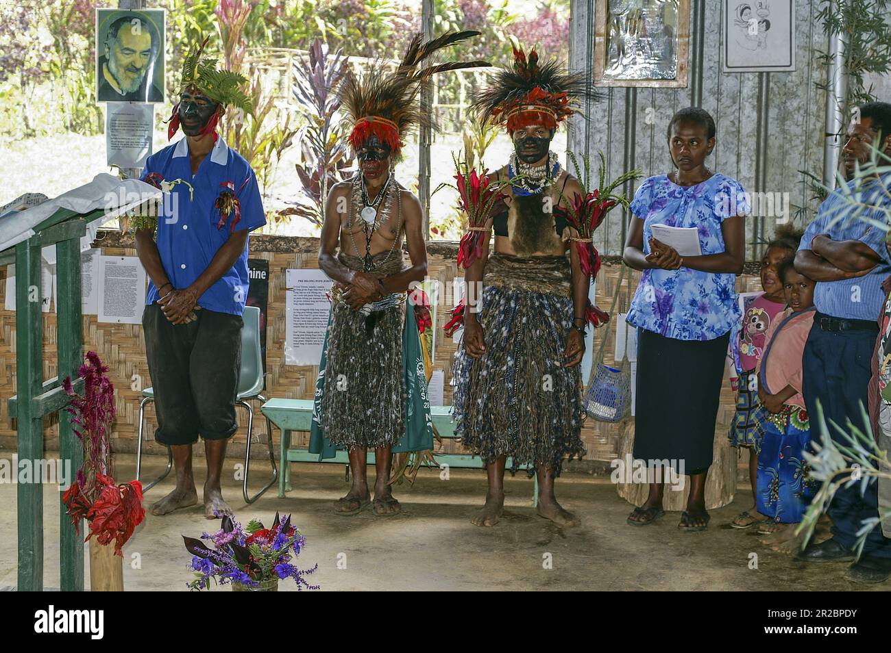 Papua-Neuguinea, östliche Highlands, Goroka, Frauen in traditioneller papuanischer Kleidung, Frauen in traditioneller papuanischer Kleidung Stockfoto