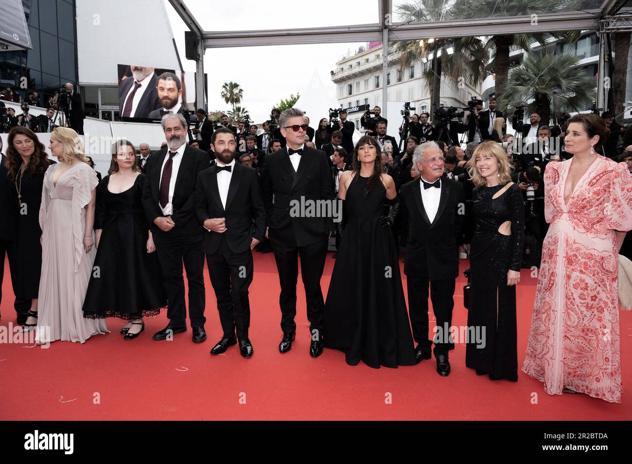 Cannes, Frankreich. 19. Mai 2023. Benjamin Biolay, Guillaume Gouix, Juliette Armanet, Anna Biolay, Gustave Kervern, Nadia Tereszkiewicz, Stéphanie Di Giusto und Gäste besuchen den roten Teppich Indiana Jones und The Dial of Destiny auf dem 76. Jährlichen Filmfestival in Cannes am Palais des Festivals am 18. Mai 2023 in Cannes, Frankreich. Foto: David Niviere/ABACAPRESS.COM Kredit: Abaca Press/Alamy Live News Stockfoto