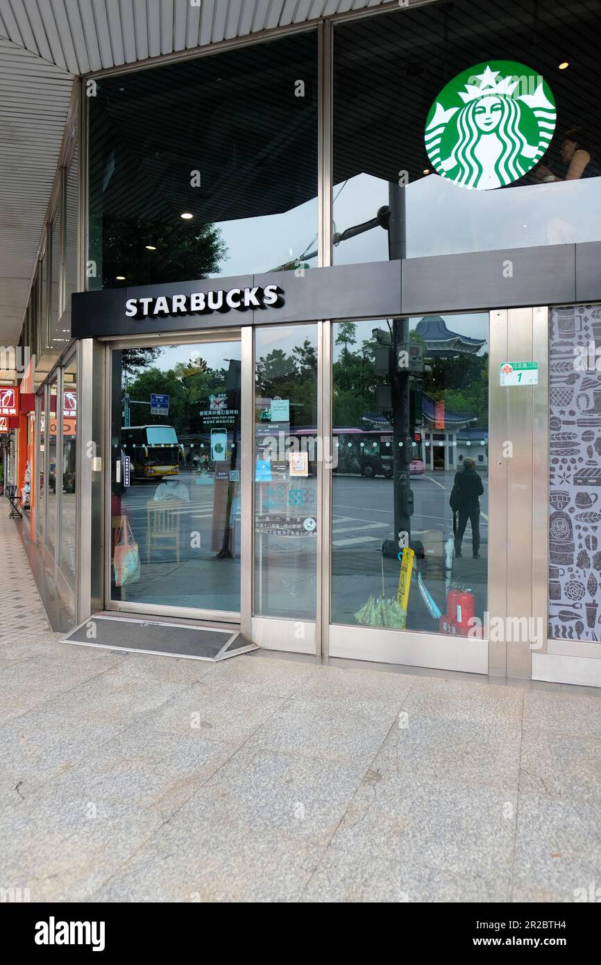 Außenansicht des Eingangs zum Starbucks Coffee Shop in Taipei, Taiwan; amerikanische Geschäftsinteressen und Investitionen im Ausland und in Asien. Stockfoto