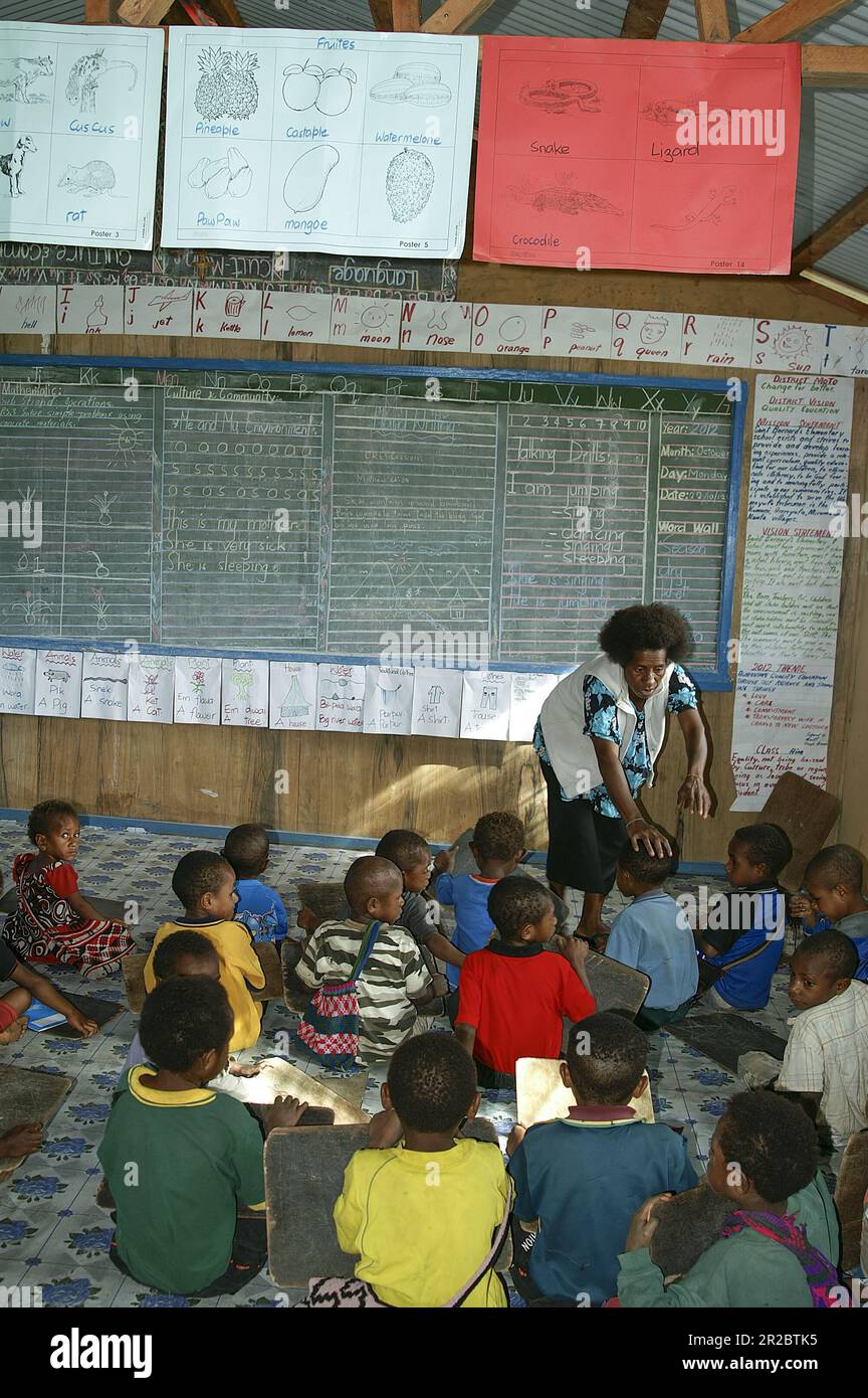 Papua-Neuguinea; östliche Highlands; Goroka; Namta (Mefenga); Papuanische Schüler im Klassenzimmer einer Schule im Busch; Papua-Schüler im Klassenzimmer Stockfoto