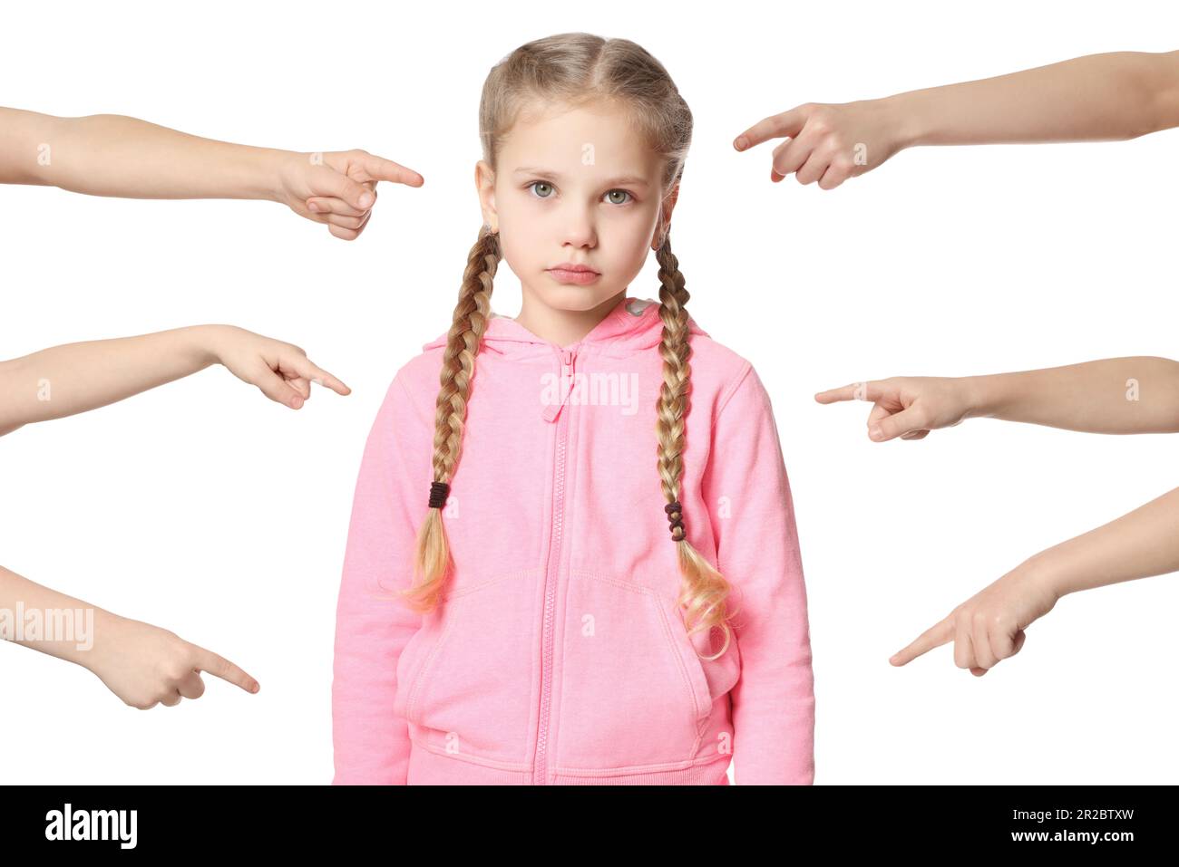 Kinder zeigen auf ein aufgebrachtes Mädchen auf weißem Hintergrund. Kindermobbing Stockfoto