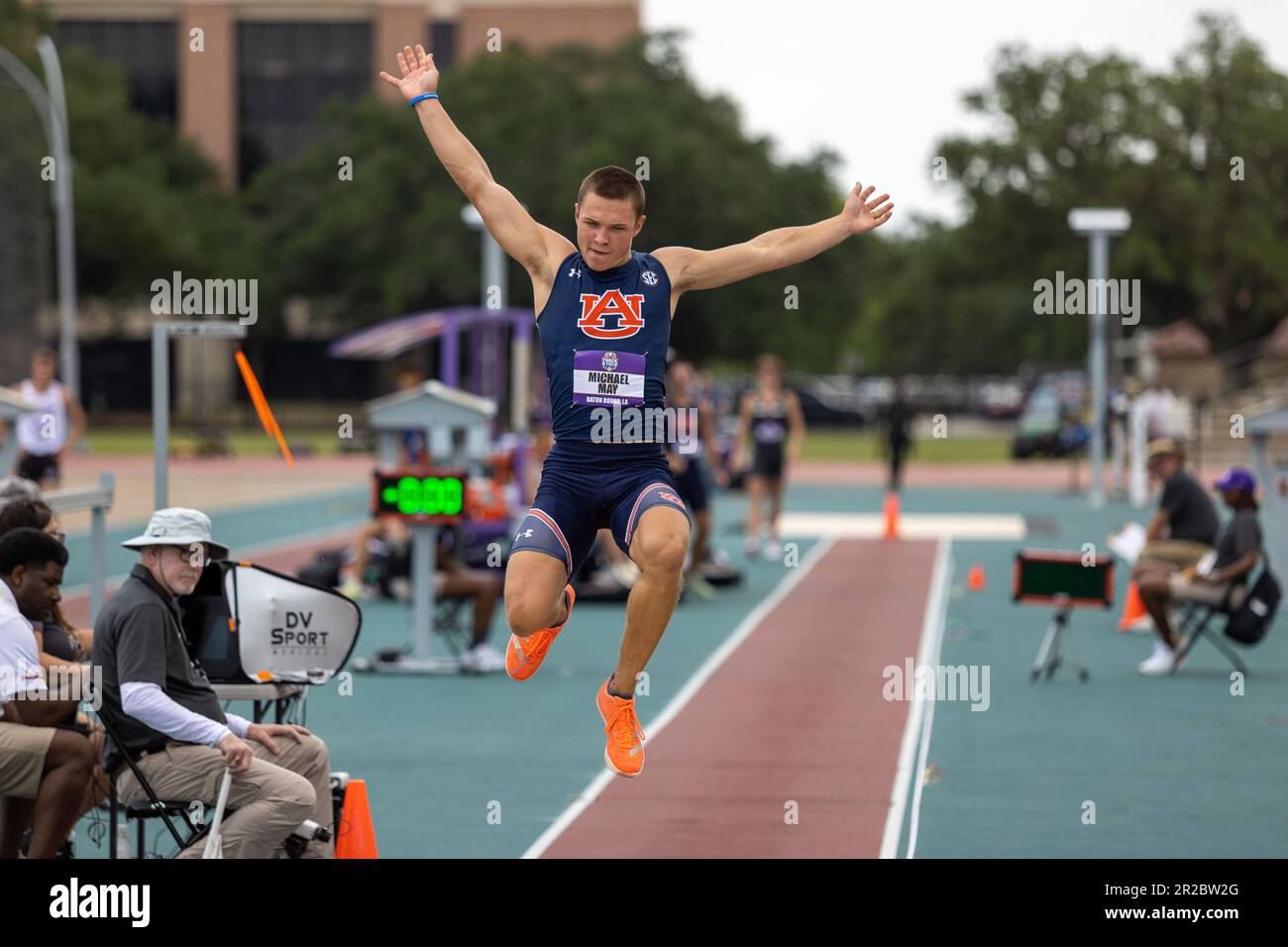 Auburn Zehnkämpfer Michael May tritt am 1. Tag des Zehnkampfs während der Southeastern Conference Track and Field Championships 2023, T, in den Langsprung Stockfoto
