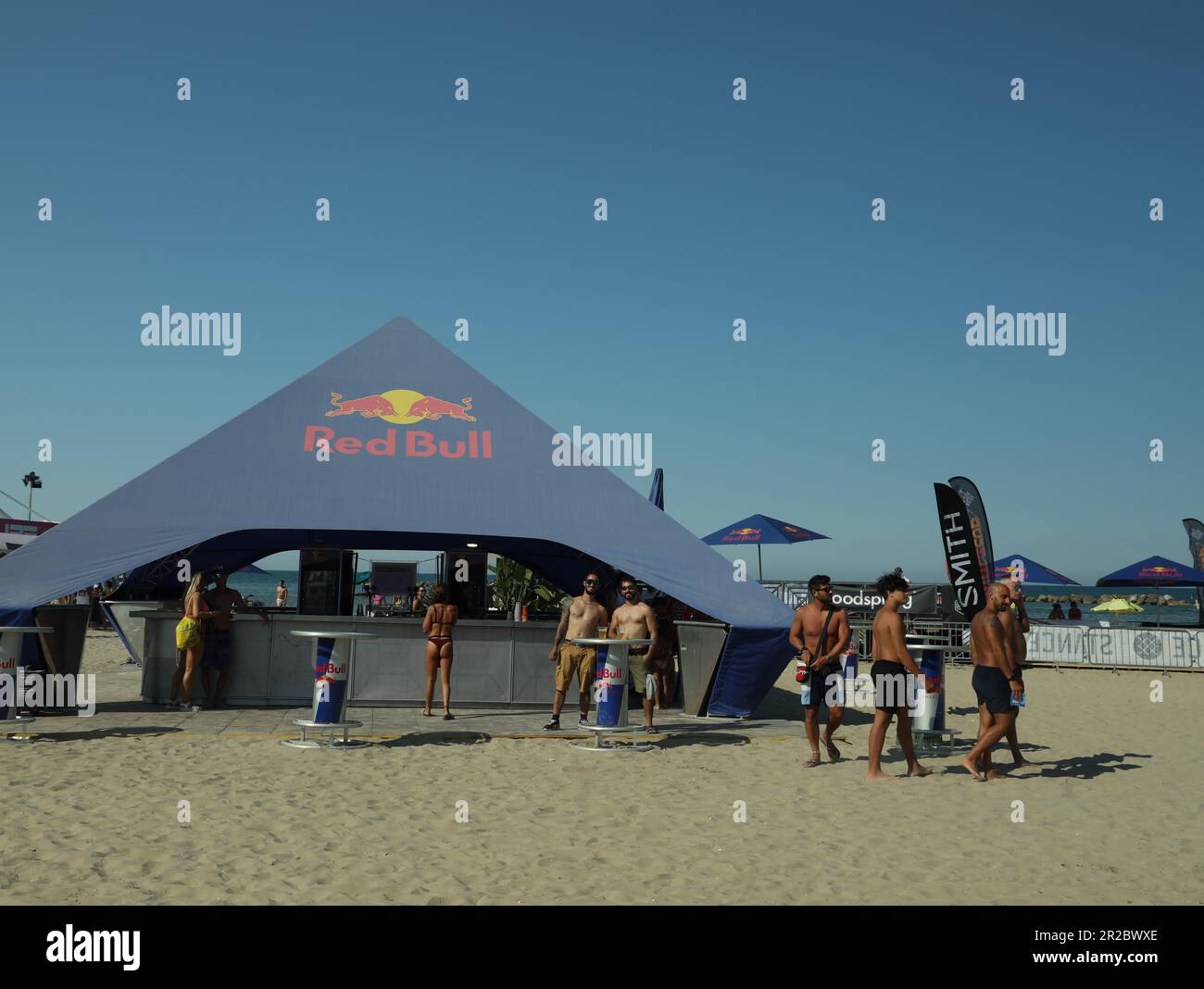 SENIGALLIA, ITALIEN - 22. JULI 2022: Red Bull Zelt am Strand unter blauem Himmel Stockfoto