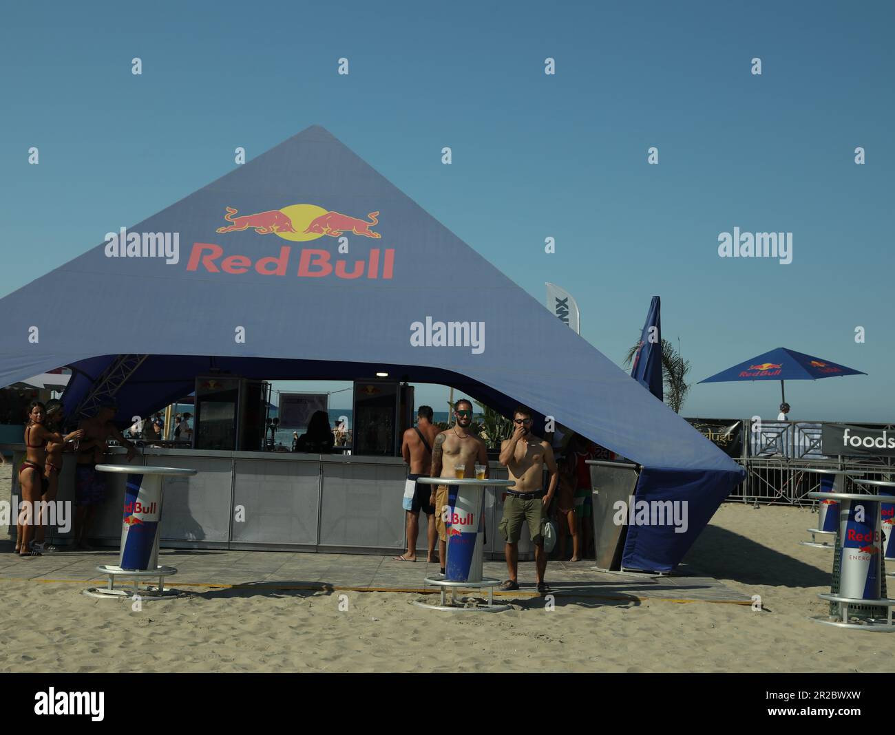SENIGALLIA, ITALIEN - 22. JULI 2022: Red Bull Zelt am Strand unter blauem Himmel Stockfoto