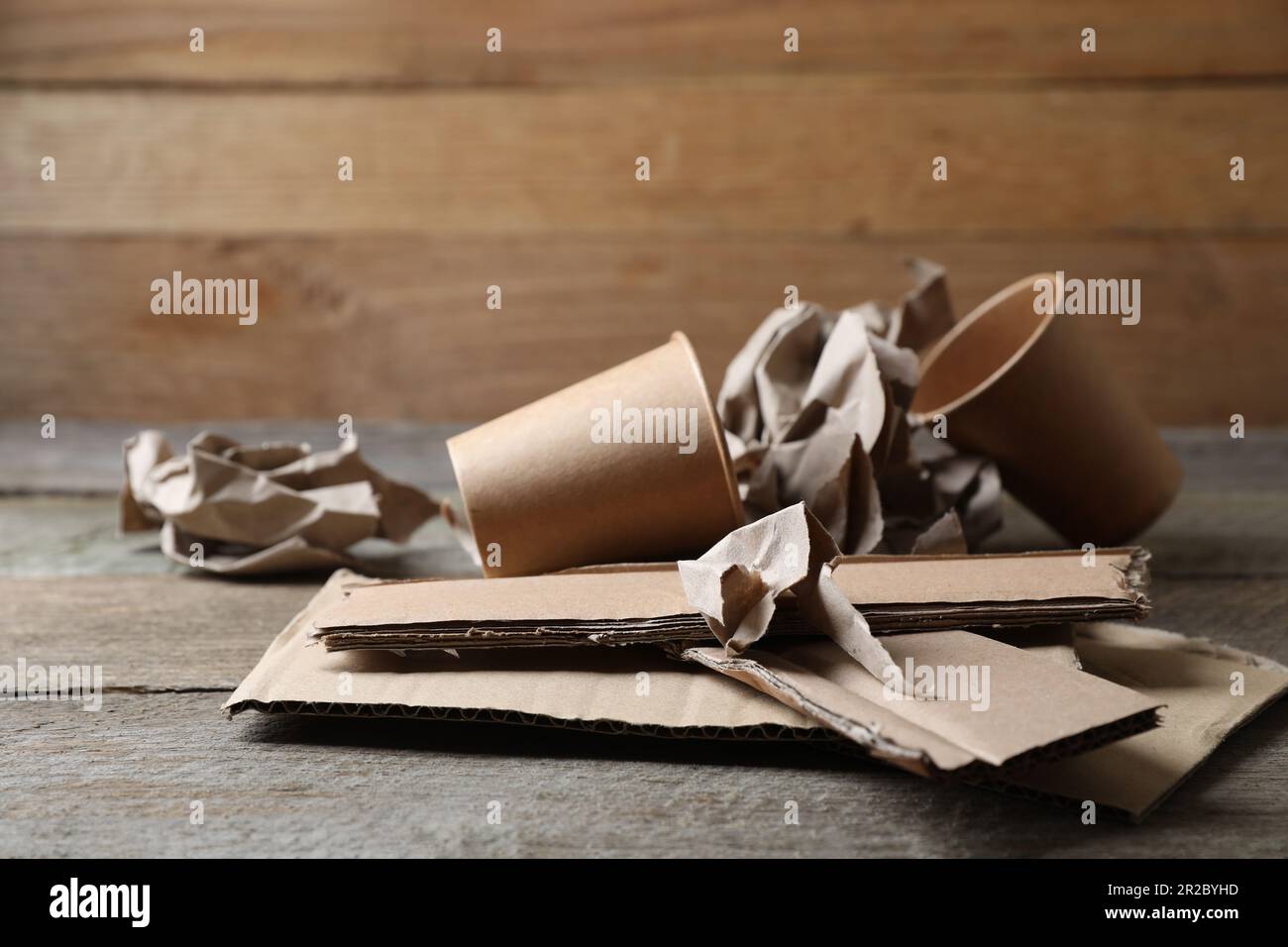 Anderes Altpapier auf Holztisch nahe der Wand Stockfoto