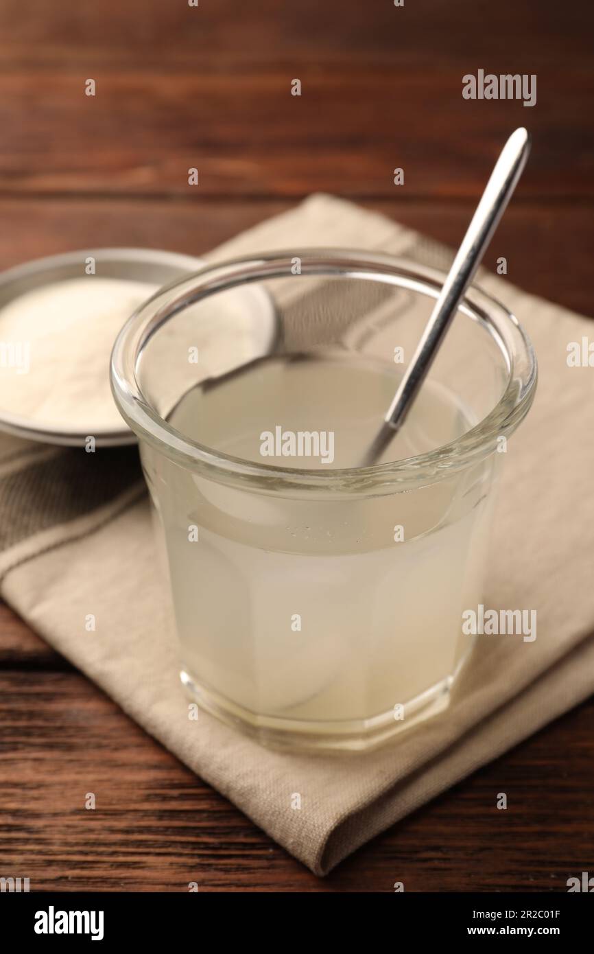 Ein Glas Agar-Agar-Gelee auf einem Holztisch Stockfoto