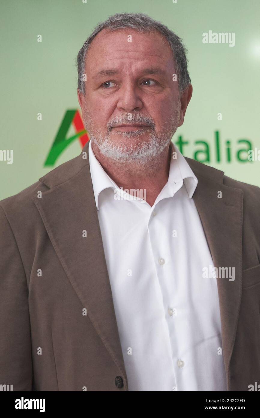 Bukarest, Rumänien. 18. Mai 2023: Ugo Calvosa, Executive Vice President Operation von Aeroitalia, nimmt an der Pressekonferenz zur Ankündigung der Aufnahme des Flugbetriebs von Aeroitalia am Internationalen Flughafen Bukarest Baneasa „Aurel Vlaicu“ Teil. Die italienische Fluggesellschaft AeroItalia startet am 2. Juni Flüge nach Rumänien mit einem ersten Flug auf der Route Bukarest Baneasa „Aurel Vlaicu“ International Airport - Rom-Fiumicino International Airport „Leonardo da Vinci“. Kredit: Lucian Alecu/Alamy Live News Stockfoto