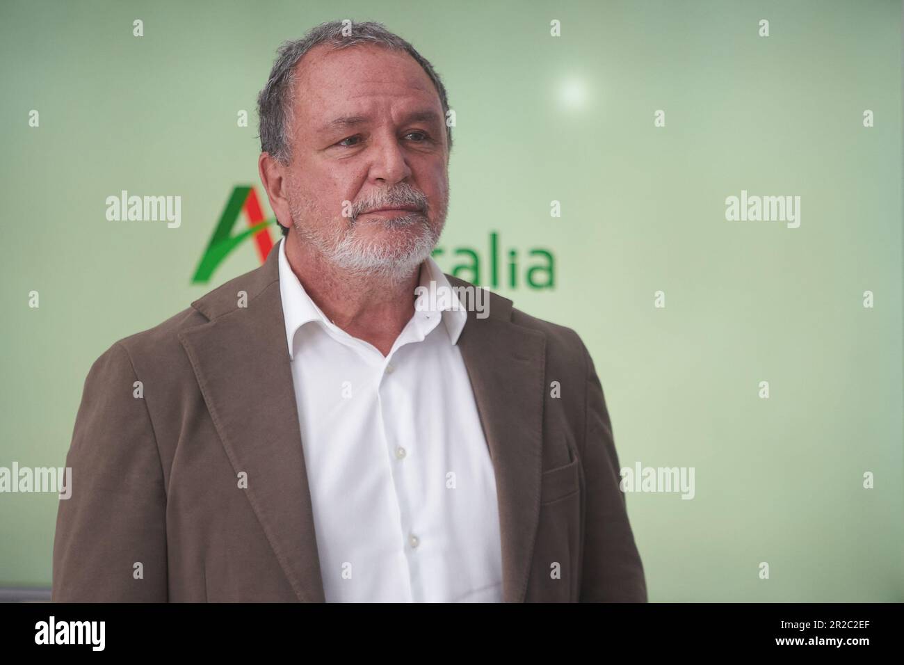 Bukarest, Rumänien. 18. Mai 2023: Ugo Calvosa, Executive Vice President Operation von Aeroitalia, nimmt an der Pressekonferenz zur Ankündigung der Aufnahme des Flugbetriebs von Aeroitalia am Internationalen Flughafen Bukarest Baneasa „Aurel Vlaicu“ Teil. Die italienische Fluggesellschaft AeroItalia startet am 2. Juni Flüge nach Rumänien mit einem ersten Flug auf der Route Bukarest Baneasa „Aurel Vlaicu“ International Airport - Rom-Fiumicino International Airport „Leonardo da Vinci“. Kredit: Lucian Alecu/Alamy Live News Stockfoto