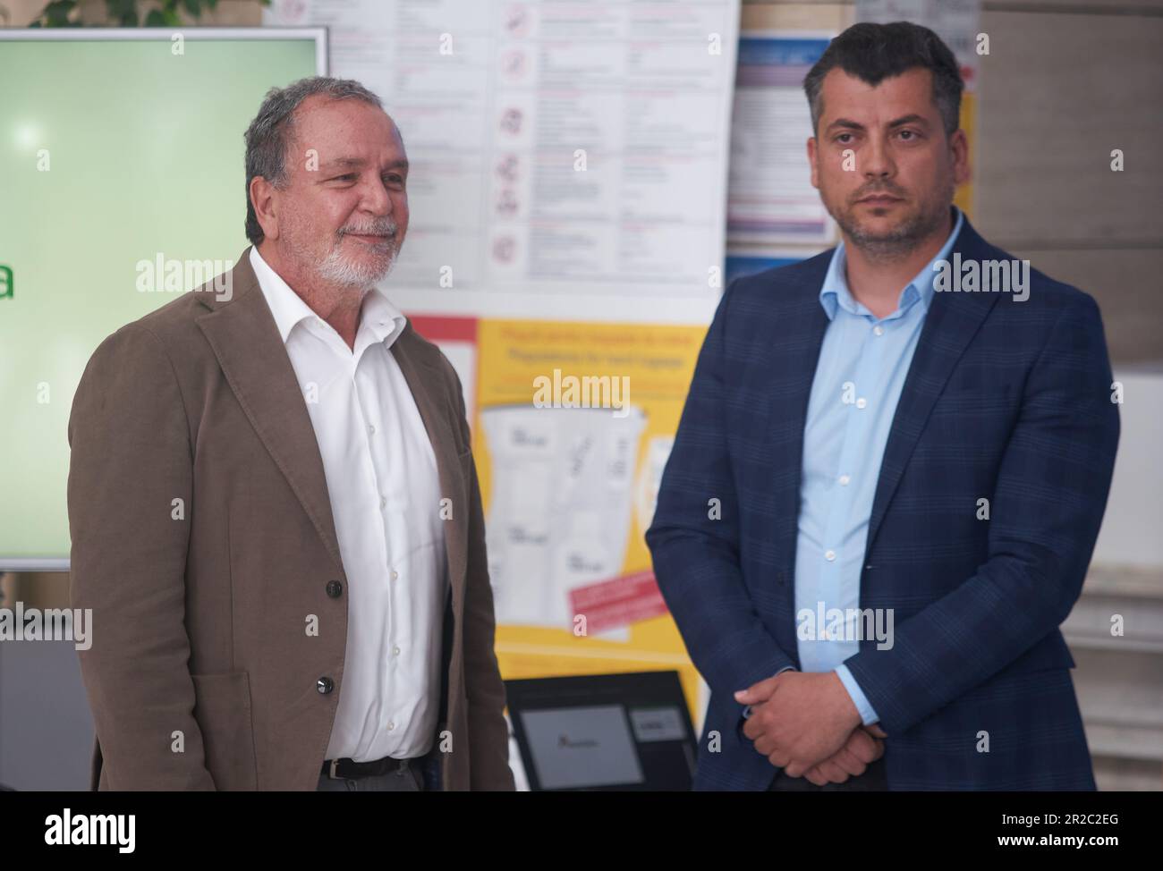 Bukarest, Rumänien. 18. Mai 2023: Ugo Calvosa (L), Executive Vice President Operation von Aeroitalia, nimmt an der Pressekonferenz zur Ankündigung der Aufnahme des Flugbetriebs von Aeroitalia am Internationalen Flughafen Bukarest Baneasa „Aurel Vlaicu“ Teil. Die italienische Fluggesellschaft AeroItalia startet am 2. Juni Flüge nach Rumänien mit einem ersten Flug auf der Route Bukarest Baneasa „Aurel Vlaicu“ International Airport - Rom-Fiumicino International Airport „Leonardo da Vinci“. Kredit: Lucian Alecu/Alamy Live News Stockfoto