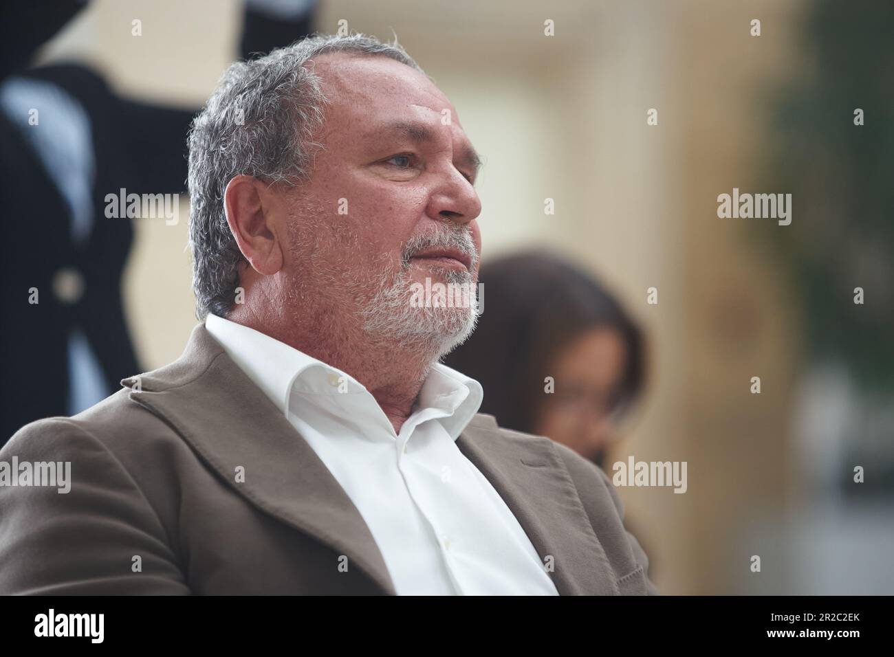 Bukarest, Rumänien. 18. Mai 2023: Ugo Calvosa, Executive Vice President Operation von Aeroitalia, nimmt an der Pressekonferenz zur Ankündigung der Aufnahme des Flugbetriebs von Aeroitalia am Internationalen Flughafen Bukarest Baneasa „Aurel Vlaicu“ Teil. Die italienische Fluggesellschaft AeroItalia startet am 2. Juni Flüge nach Rumänien mit einem ersten Flug auf der Route Bukarest Baneasa „Aurel Vlaicu“ International Airport - Rom-Fiumicino International Airport „Leonardo da Vinci“. Kredit: Lucian Alecu/Alamy Live News Stockfoto