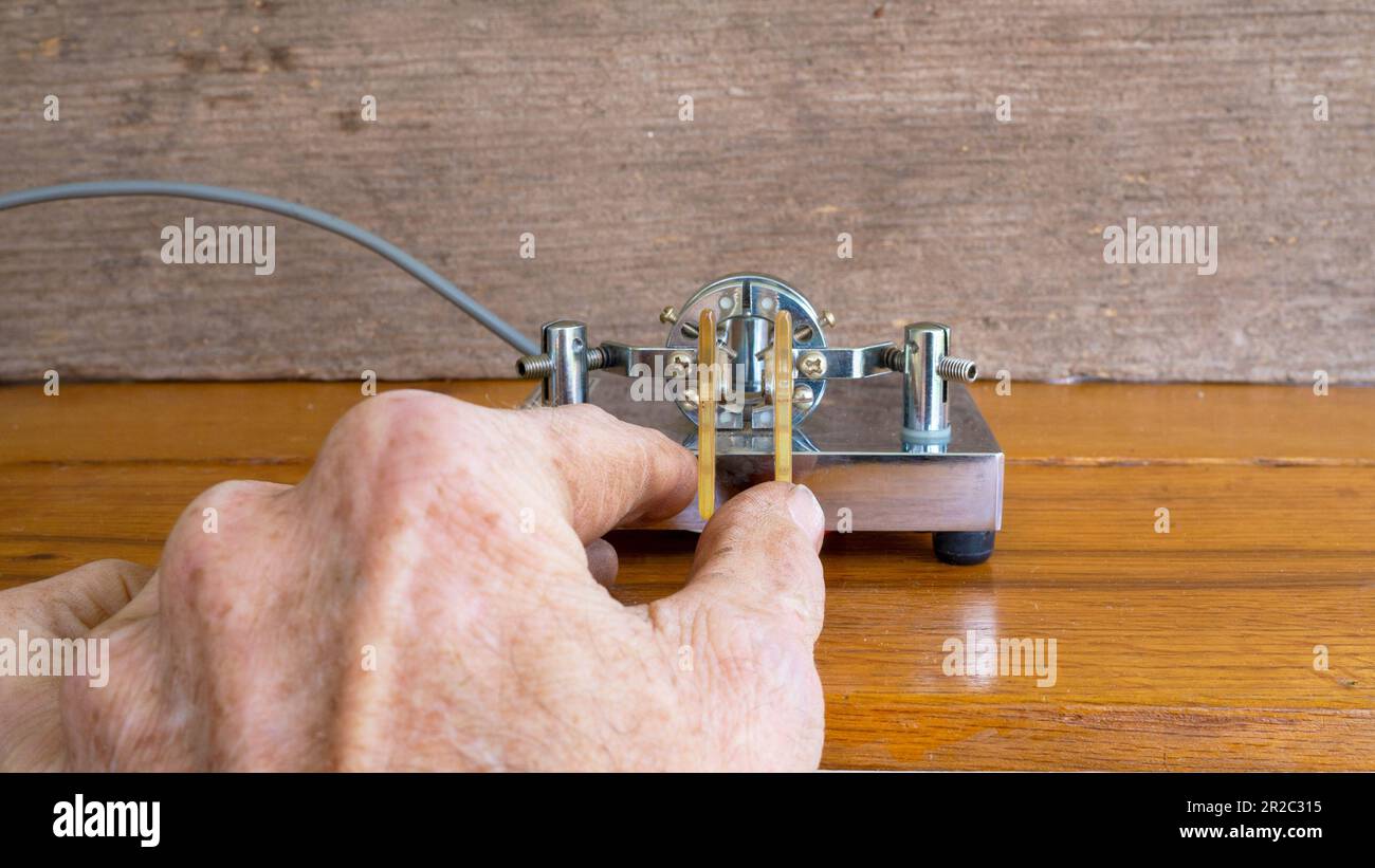 Ein Paddelschlüssel mit Morsecode in Aktion Stockfoto