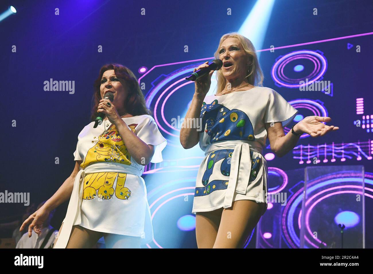 Rio de Janeiro, Brasilien, 21. April 2023. Die Sänger Agnetha Fältskog und Anni Frid Lyngstad von der schwedischen Musikgruppe ABBA bei einem Konzert im Espacco Stockfoto