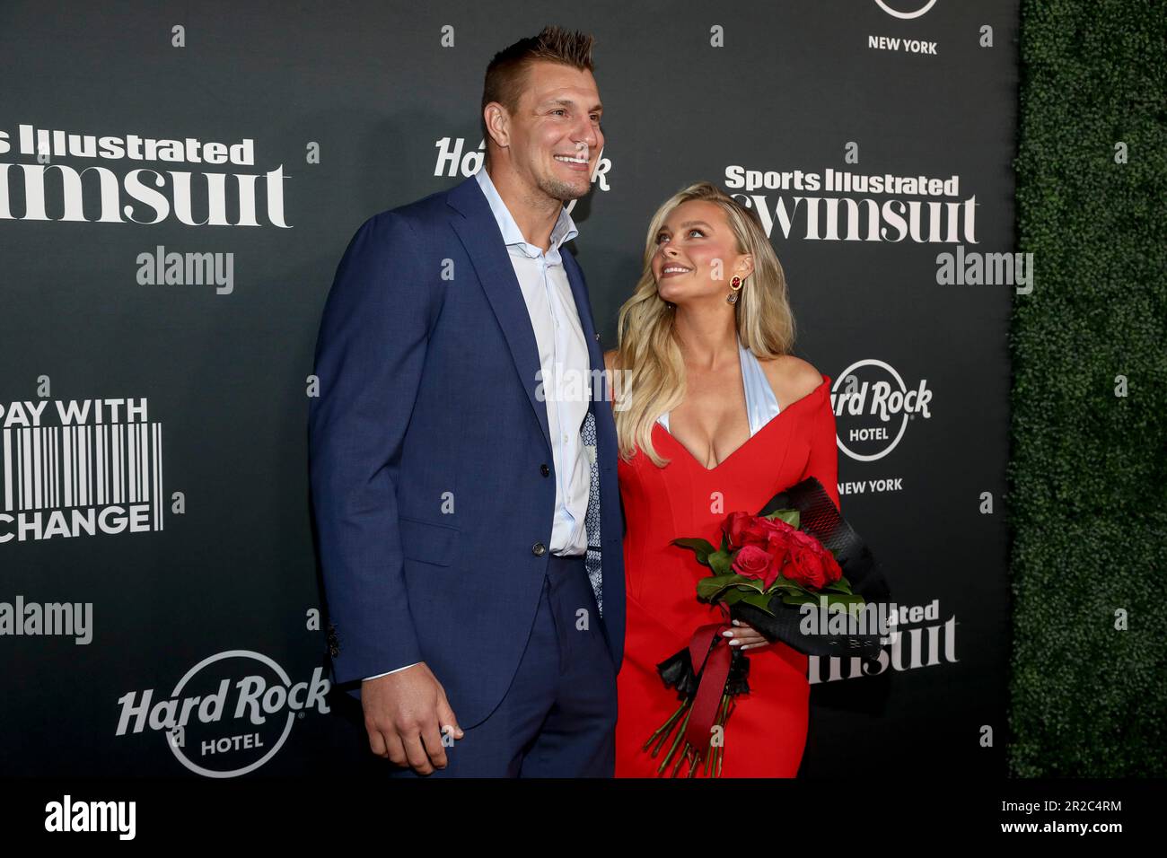Football player Rob Gronkowski, left, and fashion model Camille Kostek attend the Sports Illustrated Swimsuit 2023 issue release event at the Hard Rock Hotel New York on Thursday, May 18, 2023, in New York. (Photo by Andy Kropa/Invision/AP) Stockfoto