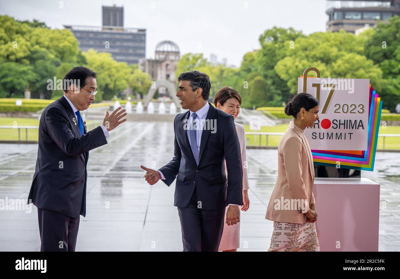 Hiroshima, Japan. 19. Mai 2023. Fumio Kishida (l), Ministerpräsident Japans, und seine Frau Yuko Kishida (zurück) heißen Rishi Sunak, Premierminister von Großbritannien, und seine Frau Akshata Murty auf dem Gipfel der führenden Industrienationen im Jahr G7 willkommen. Die Regierungschefs der G7 Länder treffen sich in Hiroshima, Japan, zu ihren jährlichen Konsultationen. Kredit: Michael Kappeler/dpa/Alamy Live News Stockfoto