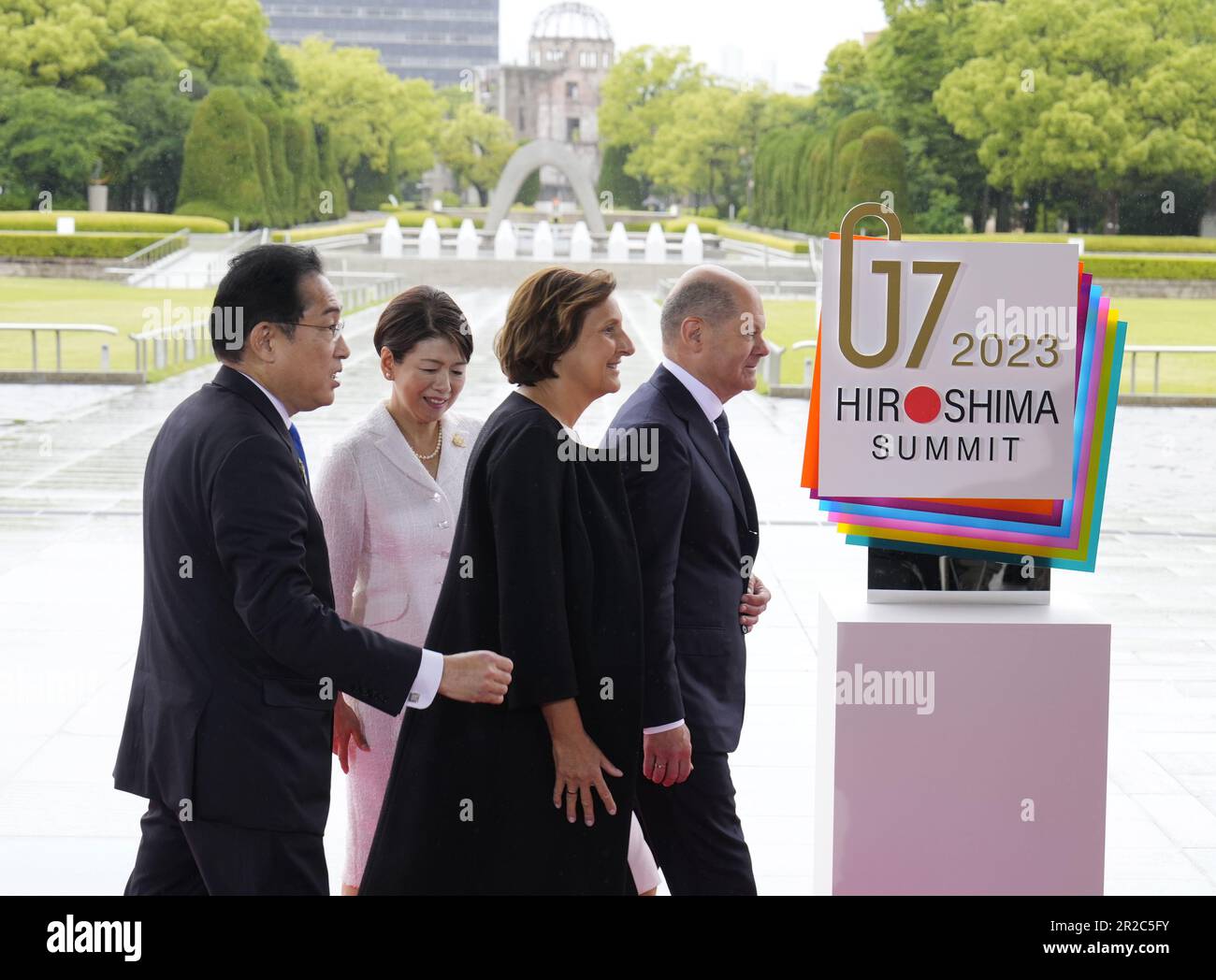 Hiroshima, Japan. 19. Mai 2023. Bundeskanzler Olaf Scholz (R) und seine Frau Britta Ernst (2-L) werden vom japanischen Premierminister Fumio Kishida (L) und der First Lady Yuko Kishida im Friedenspark während eines Besuchs im Rahmen des G7. Hiroshima-Gipfels am 19. Mai 2023 in Hiroshima (Japan) begrüßt. Der Gipfel G7 in Hiroshima findet vom 19. Bis 21. Mai 2023 statt. (Credit Image: © POOL via ZUMA Press Wire) NUR REDAKTIONELLE VERWENDUNG! Nicht für den kommerziellen GEBRAUCH! Stockfoto