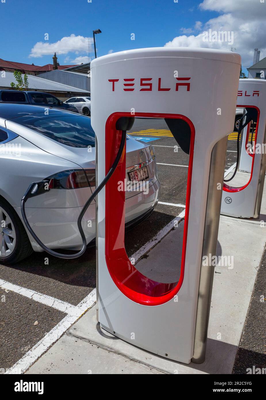 Silver Tesla 3 Aufladen an der Ladestation für Elektrofahrzeuge in Tenterfield, Nord-Süd-wales, australien, auf dem Parkplatz des Coles Supermarkts Stockfoto