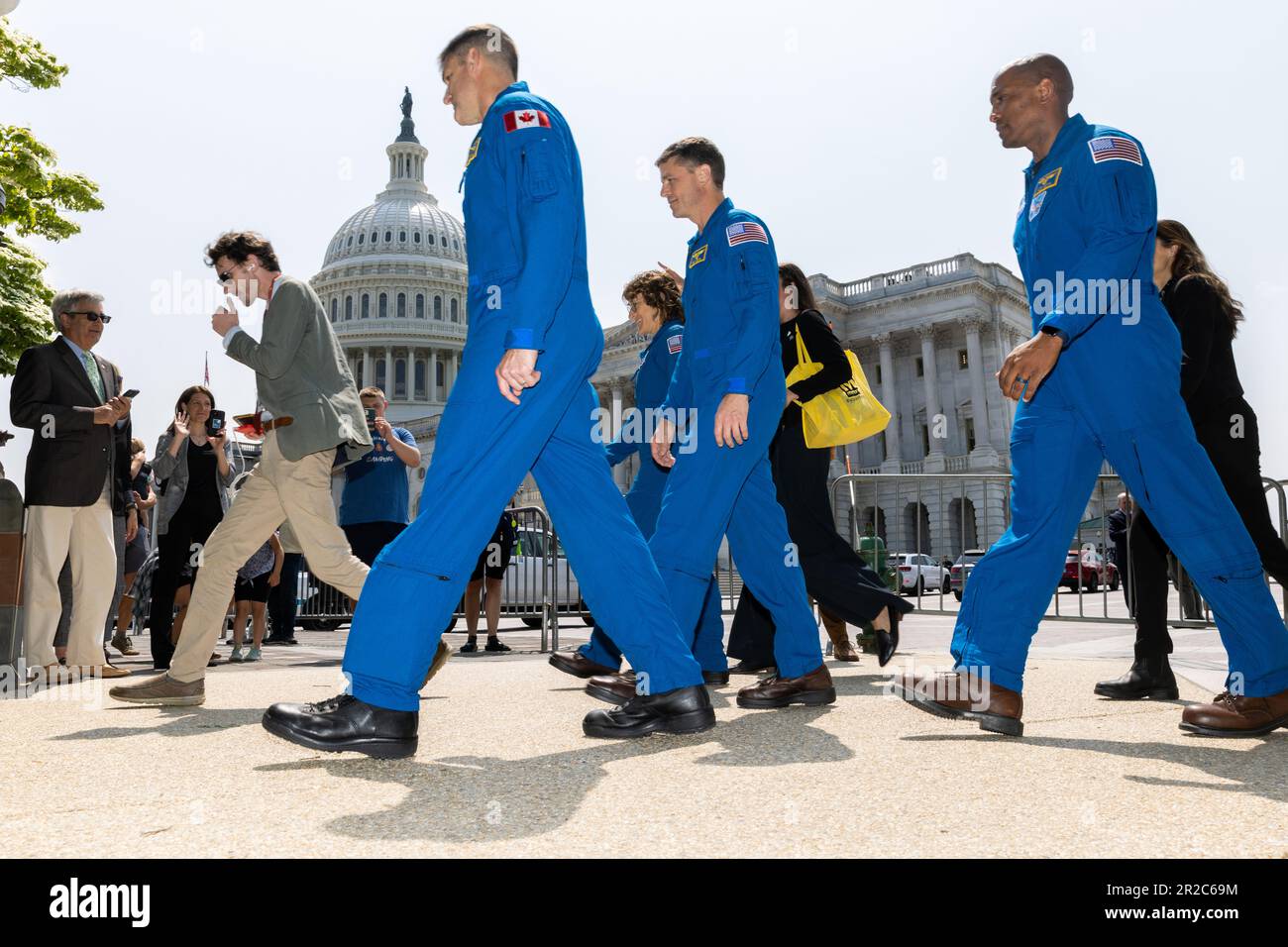 Die Crew der Artemis II Mission rund um den Mond, die NASA-Astronauten Reid Wiseman, Victor Glover, Christina Hammock Koch und der Astronaut Jeremy Hansen der kanadischen Weltraumbehörde, gehen zu einer Pressekonferenz über die Mission außerhalb des Kapitols in Washington, DC, Donnerstag, 18. Mai 2023. Kredit: Julia Nikhinson/CNP/MediaPunch Stockfoto