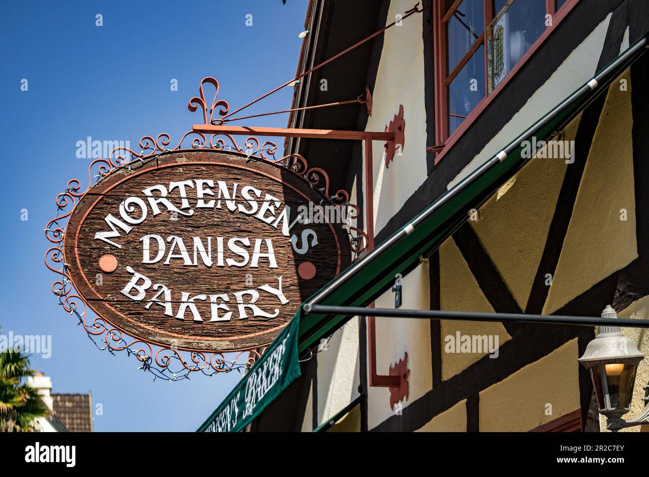 Solvang ist eine Stadt im Santa Ynez Valley im Süden Kaliforniens. Es ist bekannt für seine dänische Architektur und viele Weingüter. Stockfoto