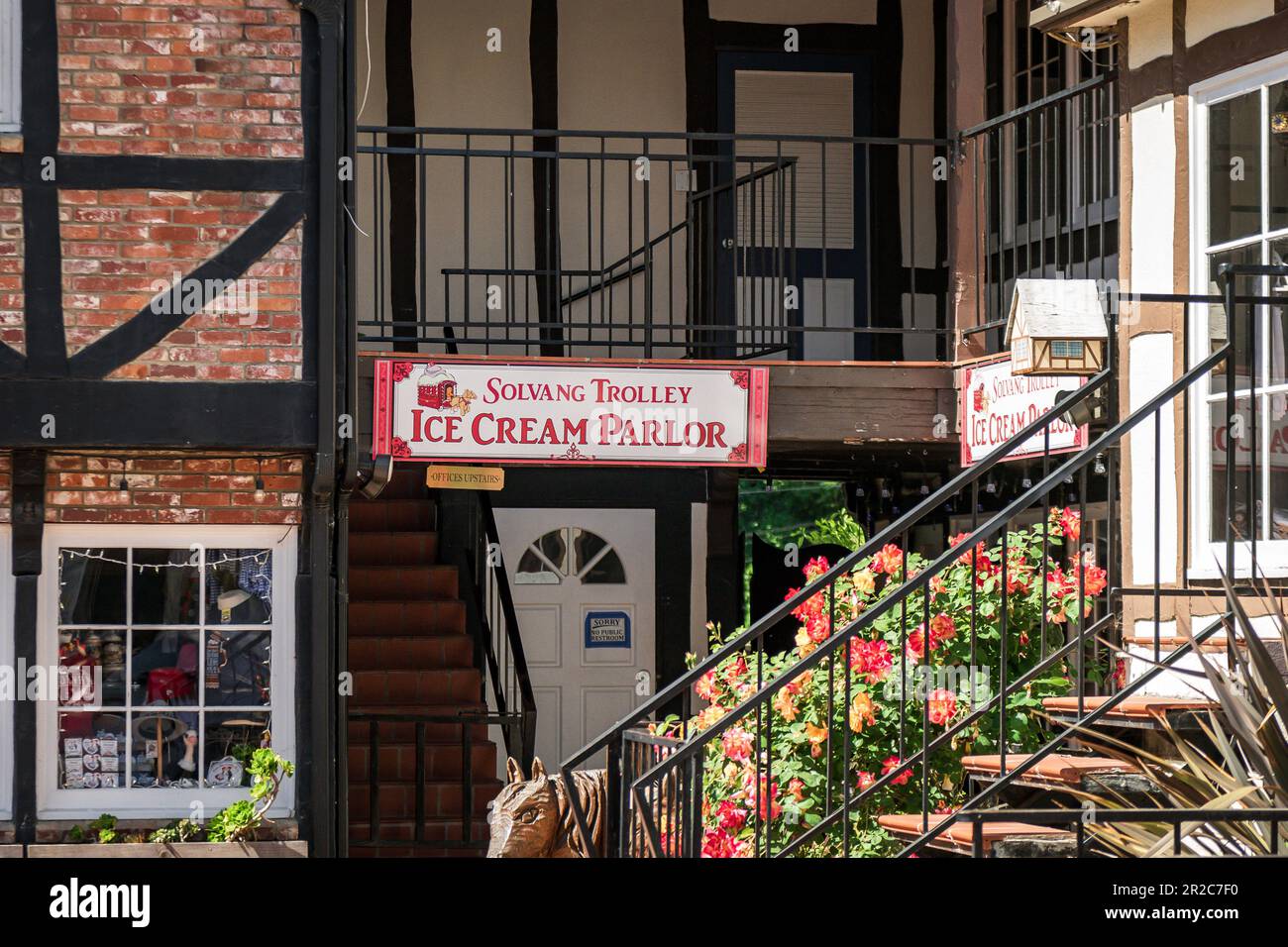 Solvang ist eine Stadt im Santa Ynez Valley im Süden Kaliforniens. Es ist bekannt für seine dänische Architektur und viele Weingüter. Stockfoto