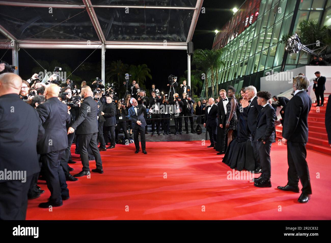 Cannes, Frankreich. 18. Mai 2023. Produzent Frank Marshall, Produzent Kathleen Kennedy, Ethann Isodoree, Phoebe Waller-Bridge, Direktor James Mangold, Harrison Ford, Shaunette Renée Wilson, Boyd Holbrook, Mads Mikkelsen und Produzent Simon Emanuel besuchen den roten Teppich „Indiana Jones“ und „Dial of Destiny“ während des 76. Jährlichen Filmfestivals in Cannes am Palais des Festivals am 18. Mai 2023 in Cannes, Frankreich. Foto: Franck Castel/ABACAPRESS.COM Kredit: Abaca Press/Alamy Live News Stockfoto