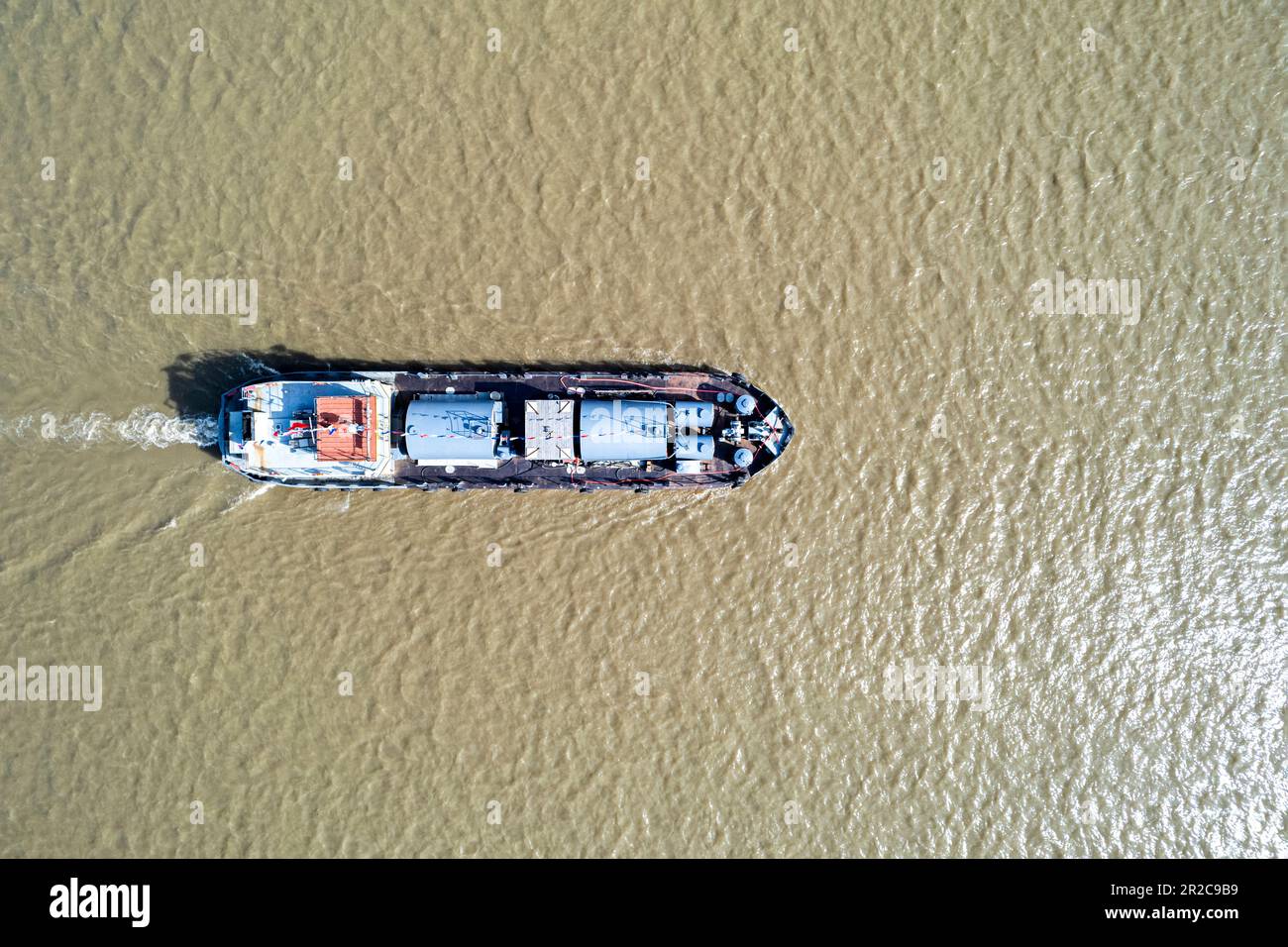 Transport von Waren auf Flusswasser. Ein Lastkahn schwimmt auf dem Fluss. Transport von Waren. Stockfoto