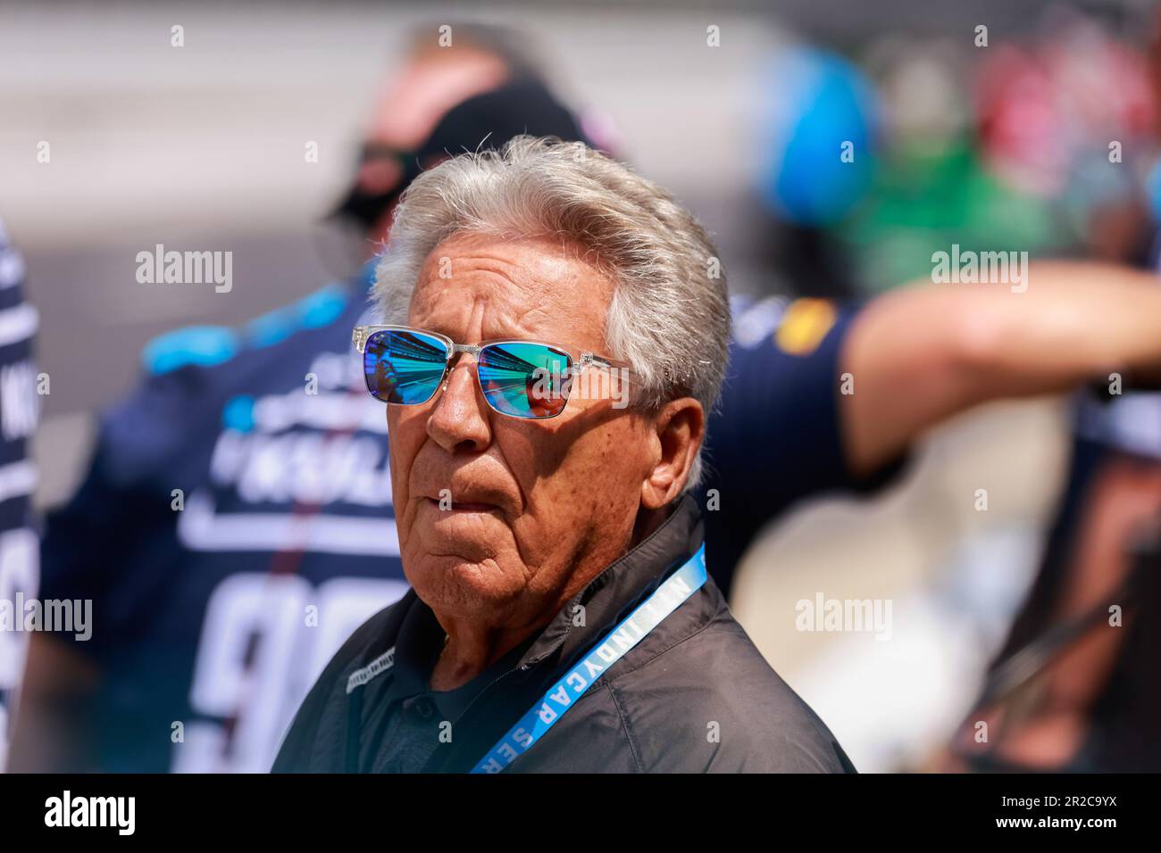 Indianapolis, Usa. 18. Mai 2023. Mario Andretti, die Legende und Teambesitzer des IndyCar-Rennsports, sieht sich das Training für den 2023 Indy 500 auf dem Indianapolis Motor Speedway in Indianapolis an. (Foto: Jeremy Hogan/SOPA Images/Sipa USA) Guthaben: SIPA USA/Alamy Live News Stockfoto