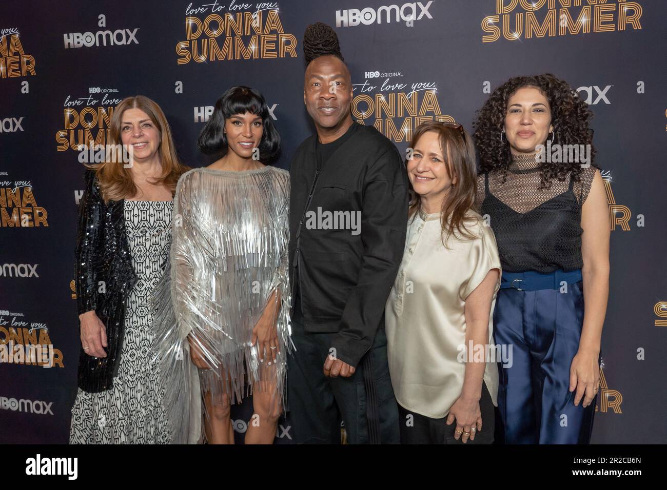 New York, Usa. 18. Mai 2023. Nancy Abraham, Brooklyn Sudano, Roger Ross Williams, Lisa Heller und Sara Rodriguez nehmen an den HBO-Dokumentarfilmen Teil und präsentiert die New yorker Premiere von „Love TO LOVE YOU, DONNA SUMMER“ im Edison Ballroom in New York City. (Foto: Ron Adar/SOPA Images/Sipa USA) Guthaben: SIPA USA/Alamy Live News Stockfoto
