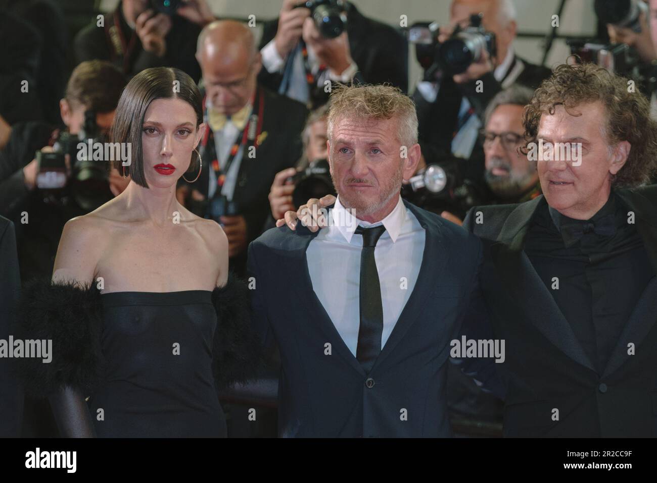 Cannes, Frankreich. 18. Mai 2023. CANNES, FRANKREICH - MAI 18: Jean-Stephane Sauvaire, Sean Penn und Raquel Nave besuchen den roten Teppich „Black Flies“ während des 76. Jährlichen Filmfestivals in Cannes am 18. Mai 2023 in Cannes, Frankreich (Foto von Luca Carlino/NurPhoto). Kredit: NurPhoto SRL/Alamy Live News Stockfoto