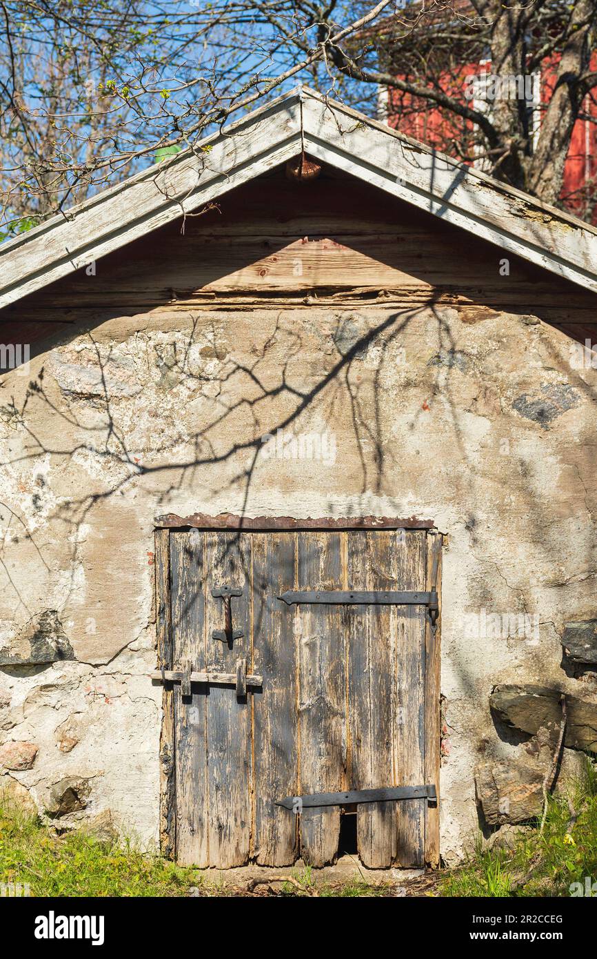 Altes traditionelles Kellergebäude, teilweise im Erdgeschoss auf der Insel Seili in Finnland Stockfoto