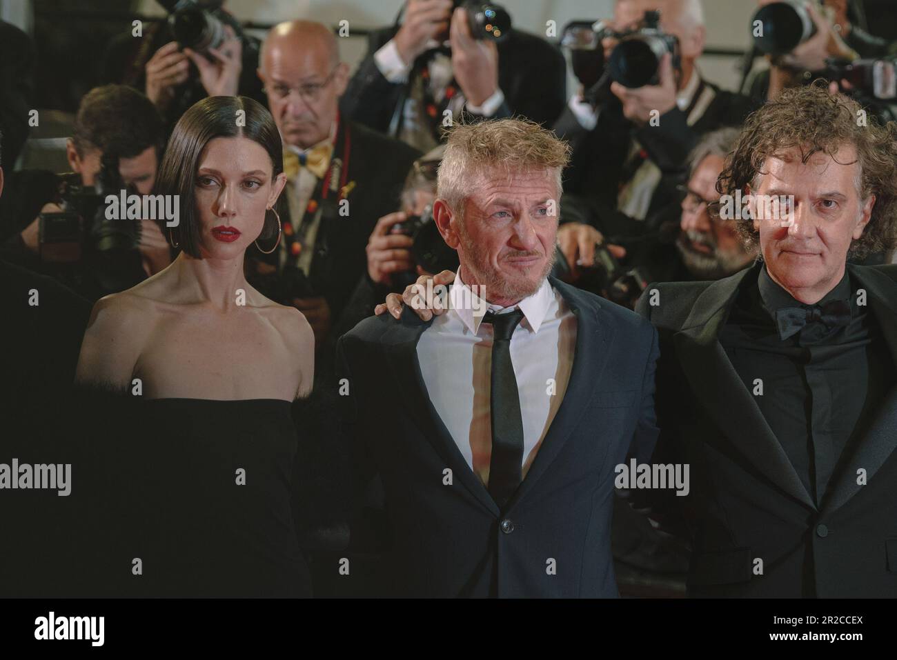 Cannes, Frankreich. 18. Mai 2023. CANNES, FRANKREICH - MAI 18: Jean-Stephane Sauvaire, Sean Penn und Raquel Nave besuchen den roten Teppich „Black Flies“ während des 76. Jährlichen Filmfestivals in Cannes am 18. Mai 2023 in Cannes, Frankreich (Foto von Luca Carlino/NurPhoto). Kredit: NurPhoto SRL/Alamy Live News Stockfoto