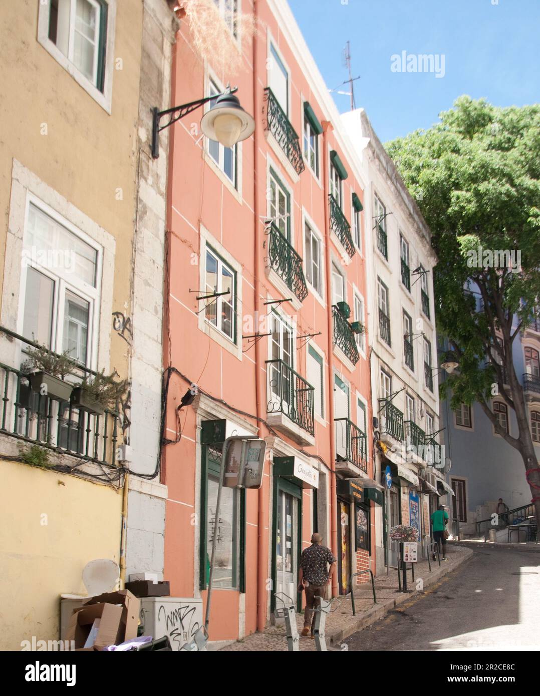 Typisch portugiesische Architektur und helle Häuser in einer typisch portugiesischen Straße. Cascais, Portugal. Stockfoto