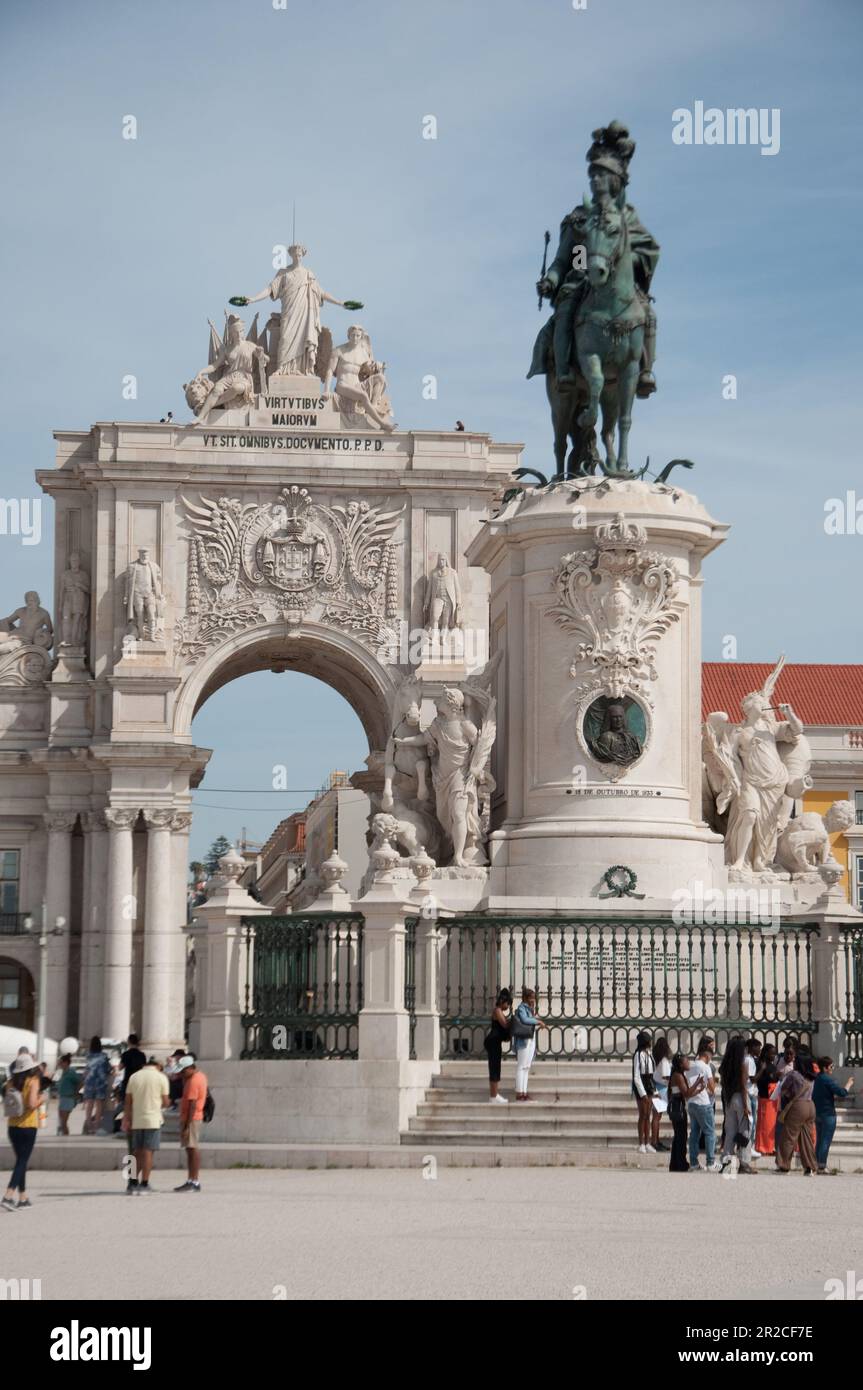 Statue von König Jose I. auf seinem Pferd und dem Bogen der Rua Augusta, Praca do Comercio, Lissabon, Portugal Stockfoto