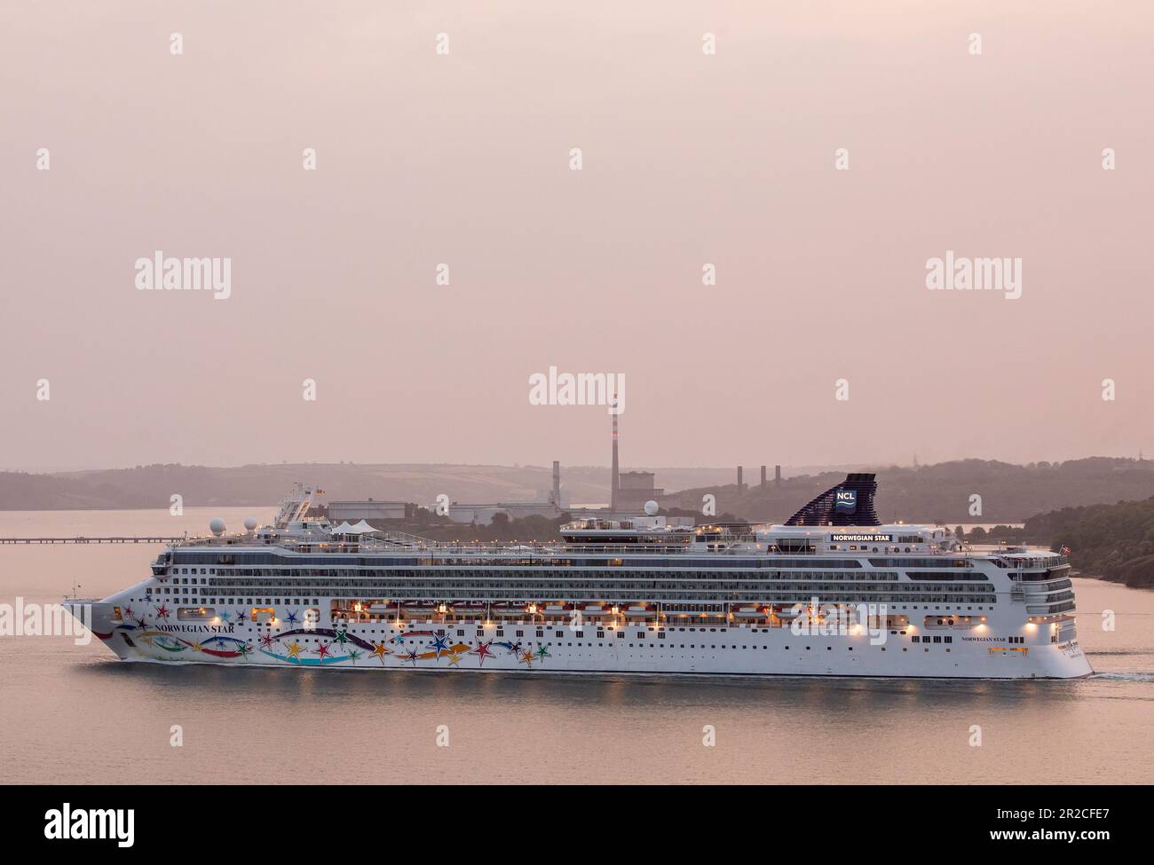 Crosshaven, Cork, Irland. 19. Mai 2023. Kreuzfahrtschiff Norwegian Star, vorbei am Kraftwerk in Aghada, während sie auf dem Weg zu einem Daay-Besuch in Cobh, Co Cork, Irland. David Creedon/Alamy Live News Stockfoto