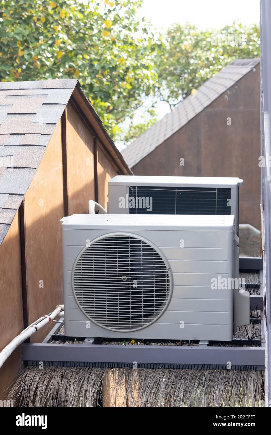 Die Installation einer Außenklimaanlage mit einem Kompressor, der zur  effizienten Kühlung außerhalb des Hauses aufgestellt wird Stockfotografie -  Alamy