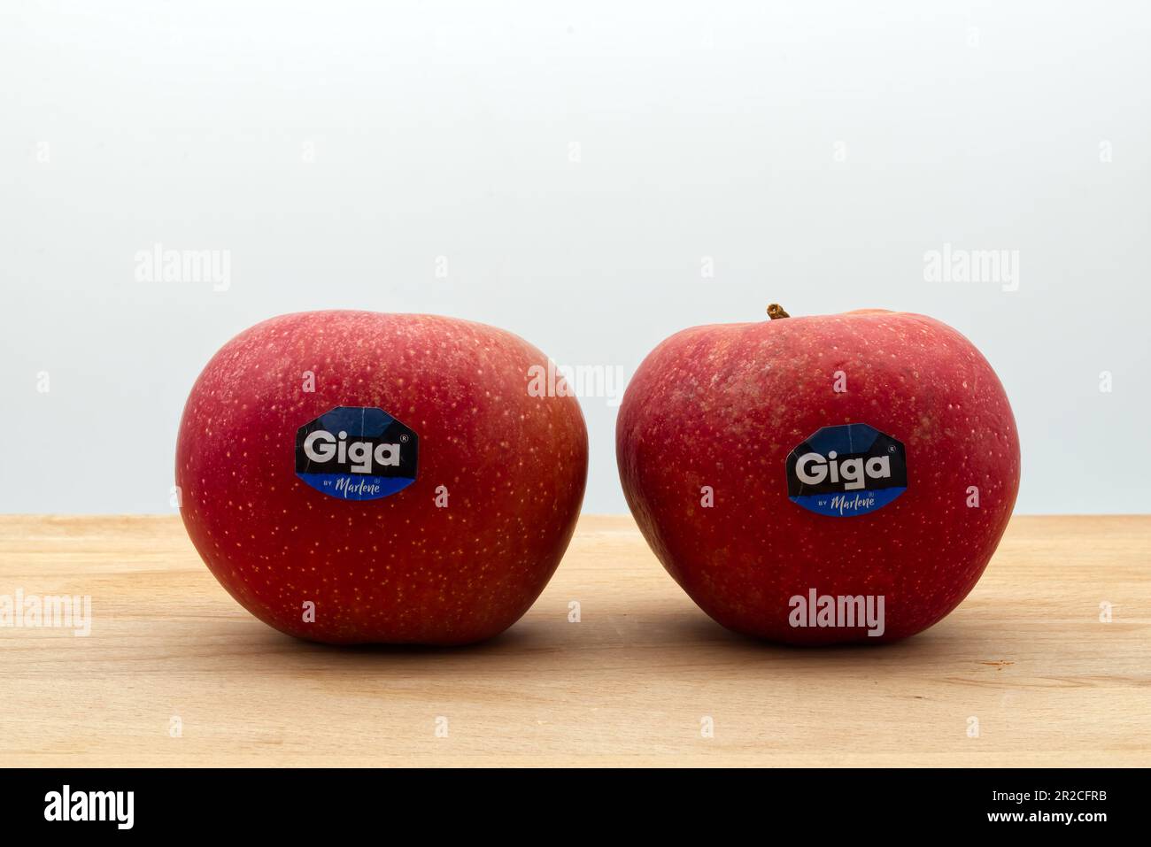 Frischer GIGA-Apfelkultivar der italienischen Marlene Company, isoliert auf weißem Hintergrund Stockfoto