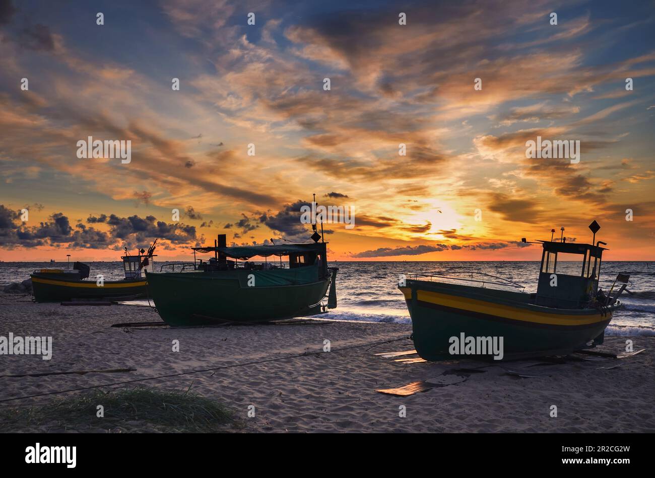 Schöner Morgenblick an der polnischen Küste in Gdynia. Schiffe am Morgen auf einem Sandstrand. Stockfoto