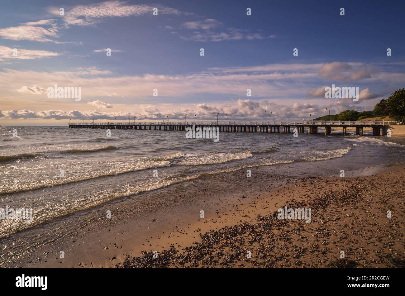 Bezaubernde Küstenlandschaft am Morgen. Beliebter Pier in Gdynia Orlowo an der Ostsee in Polen. Stockfoto
