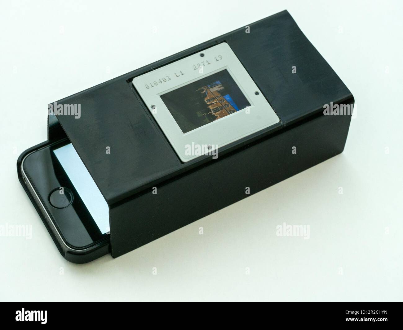 Selbstgemachtes Kopieren von 35mm Dias, Diashow mit iPhone Mobiltelefon als Lichtquelle und erhöhter Diasthalter, um sicherzustellen, dass der Bildschirm unscharf ist. Stockfoto